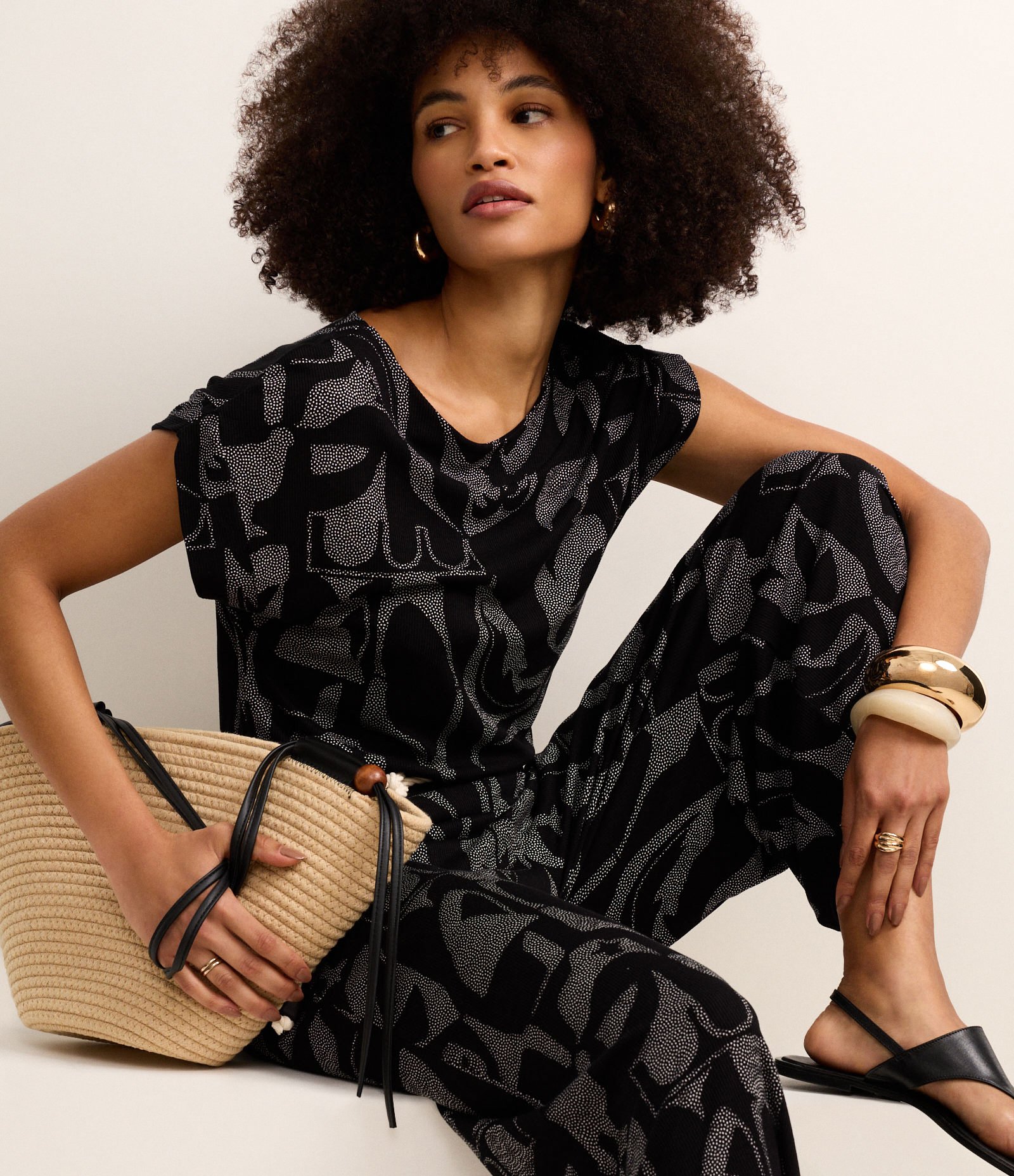 Calça Reta Canelada em Viscose com Cinto Corda e Estampa Abstrata Preto 5