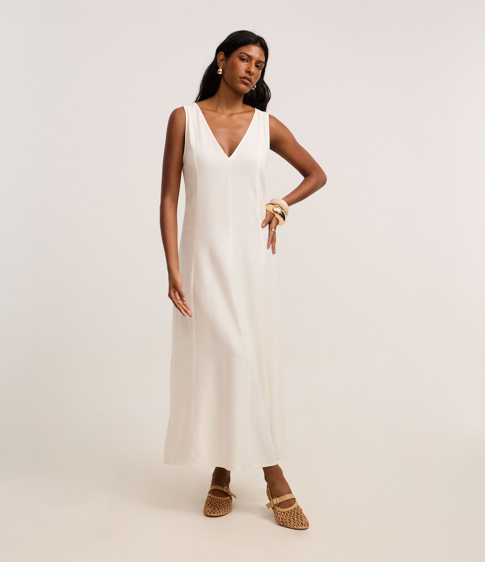 Vestido Evasê Midi em Viscolinho com Decote V e Pences Off White 1