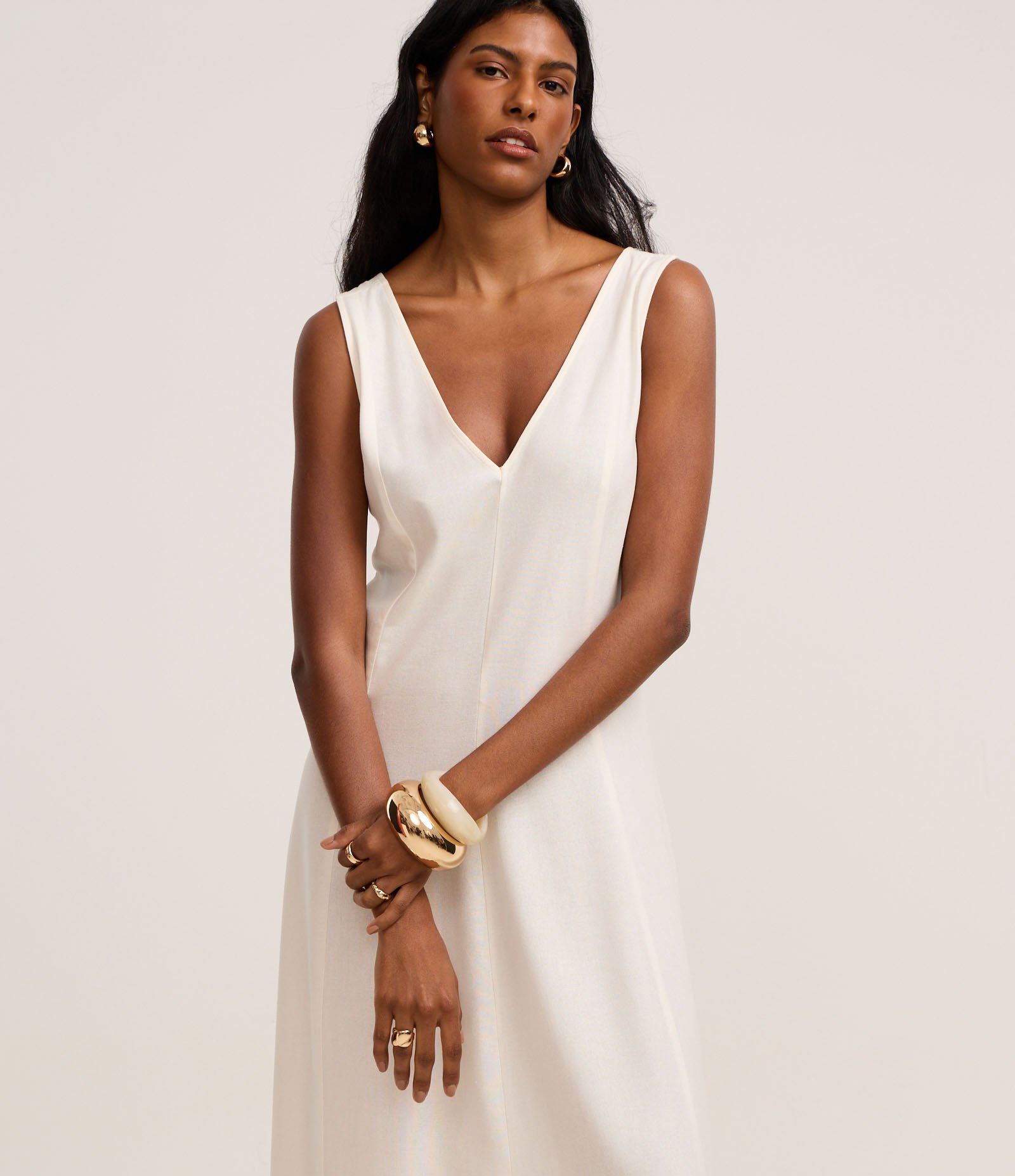 Vestido Evasê Midi em Viscolinho com Decote V e Pences Off White 2