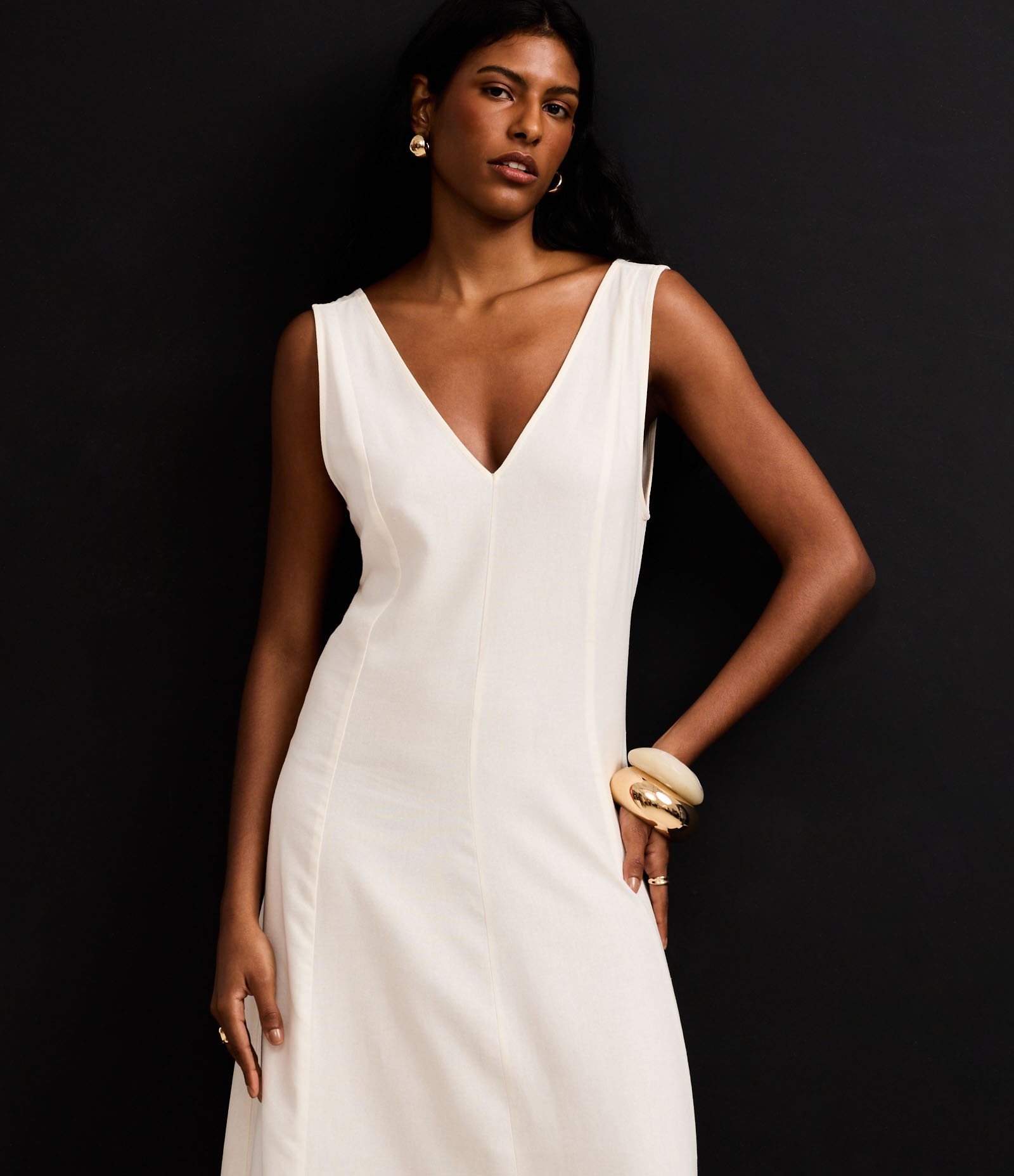 Vestido Evasê Midi em Viscolinho com Decote V e Pences Off White 4