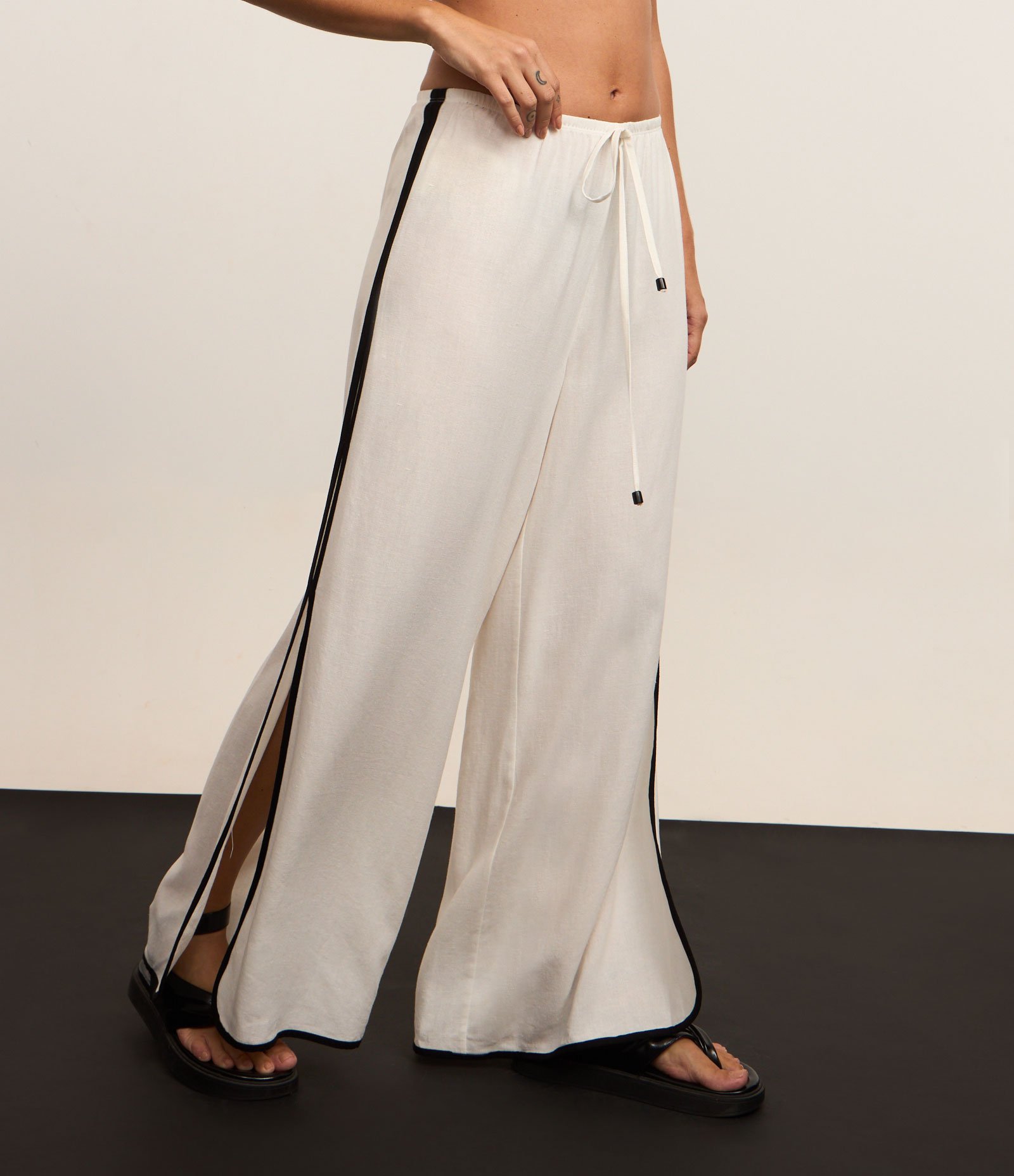 Saída de Praia Calça Sportcore em Linho e Viscose com Listras Laterais Branco 3