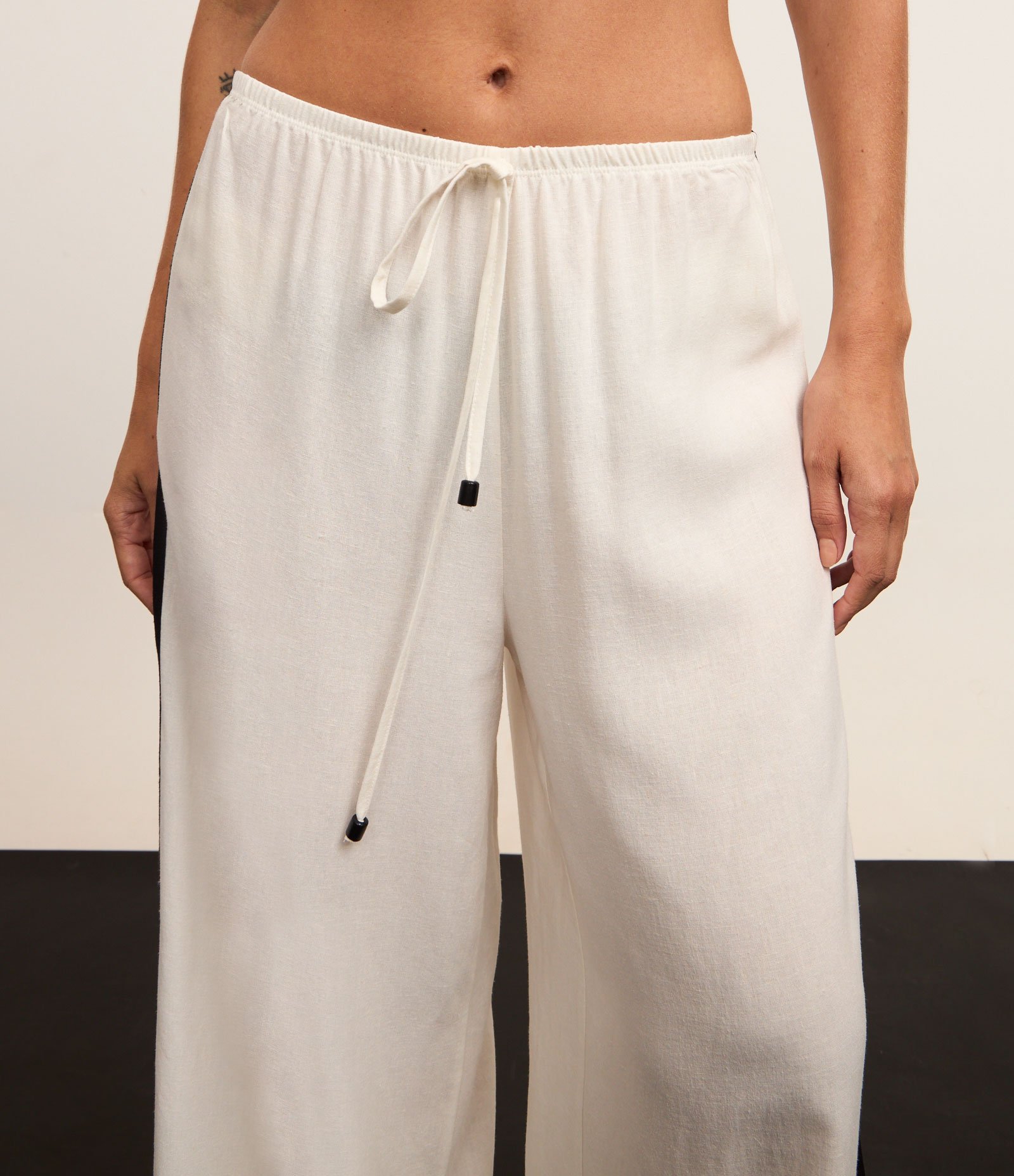 Saída de Praia Calça Sportcore em Linho e Viscose com Listras Laterais Branco 4