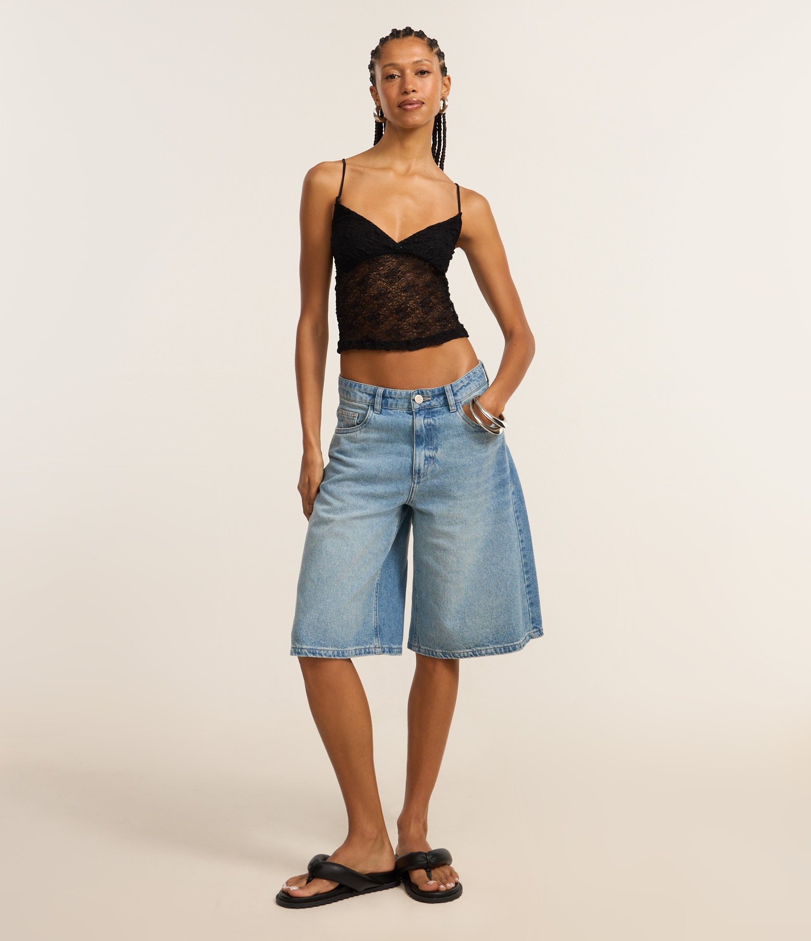 Blusa em Renda com Alças Finas e Textura Preto 2