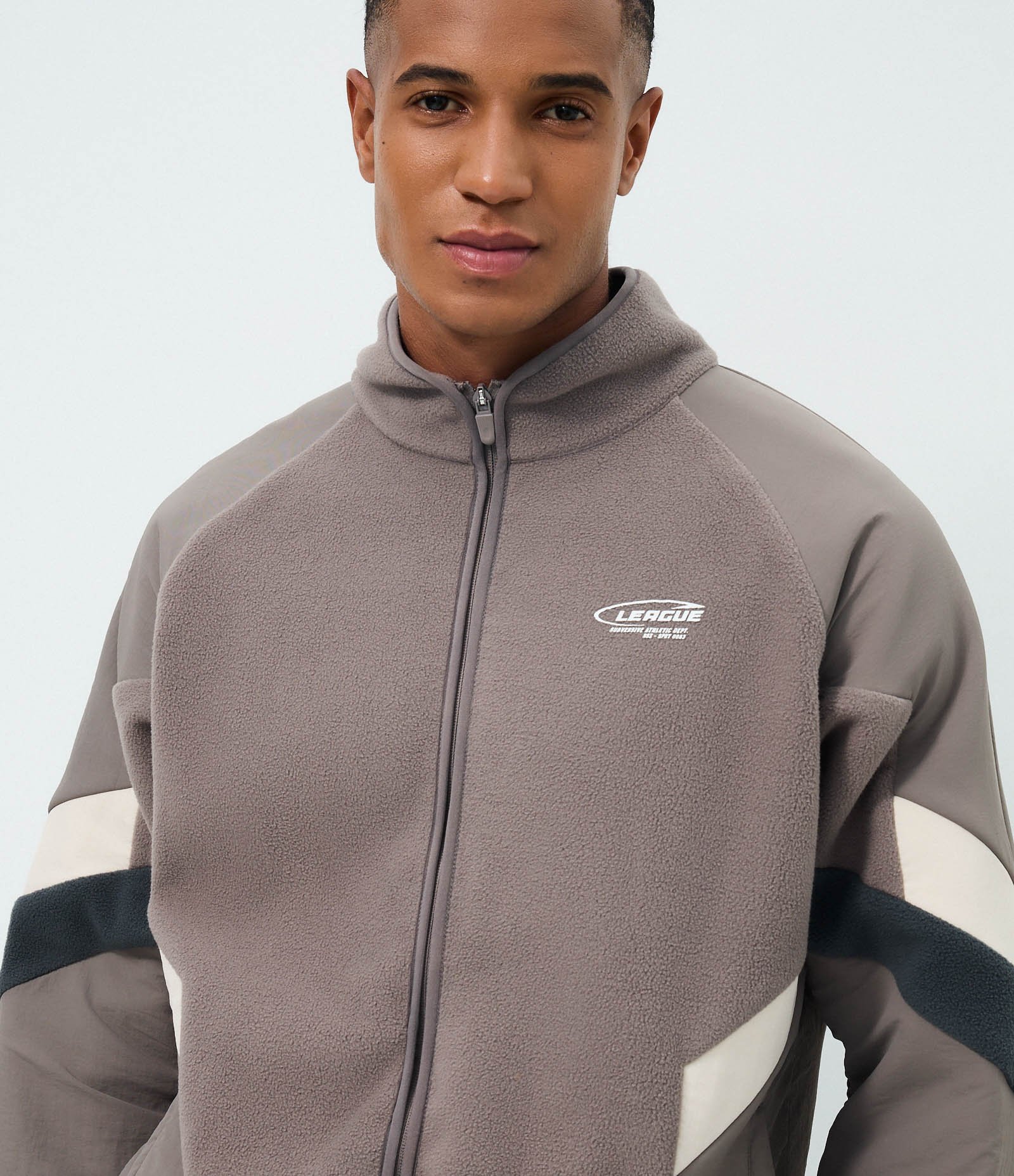 Blusão Masculino Fleece com Zíper e Recortes Contrastantes Marrom 1