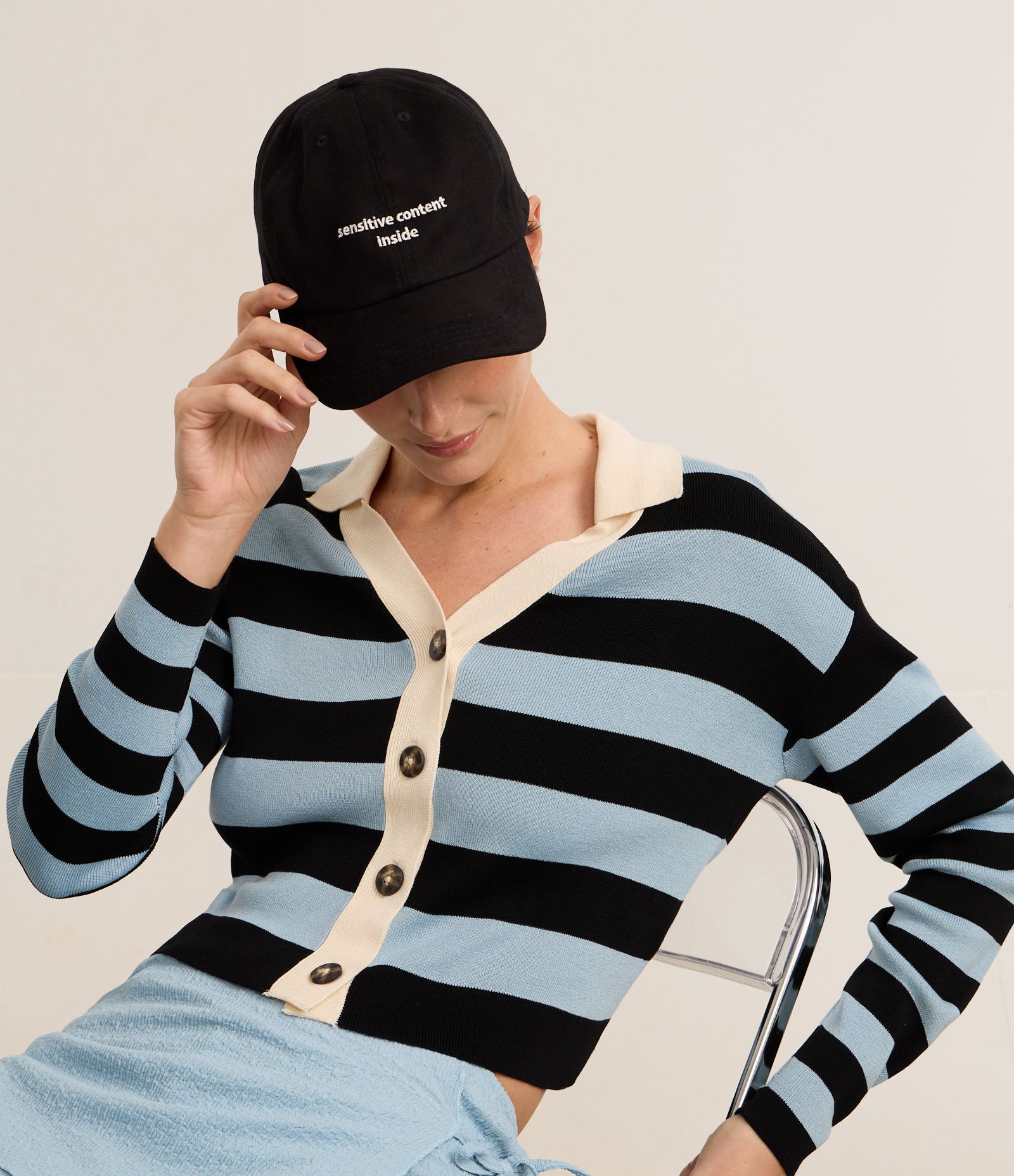 Boné Aba Curva em Sarja com Bordado Sensitive Content Preto 1