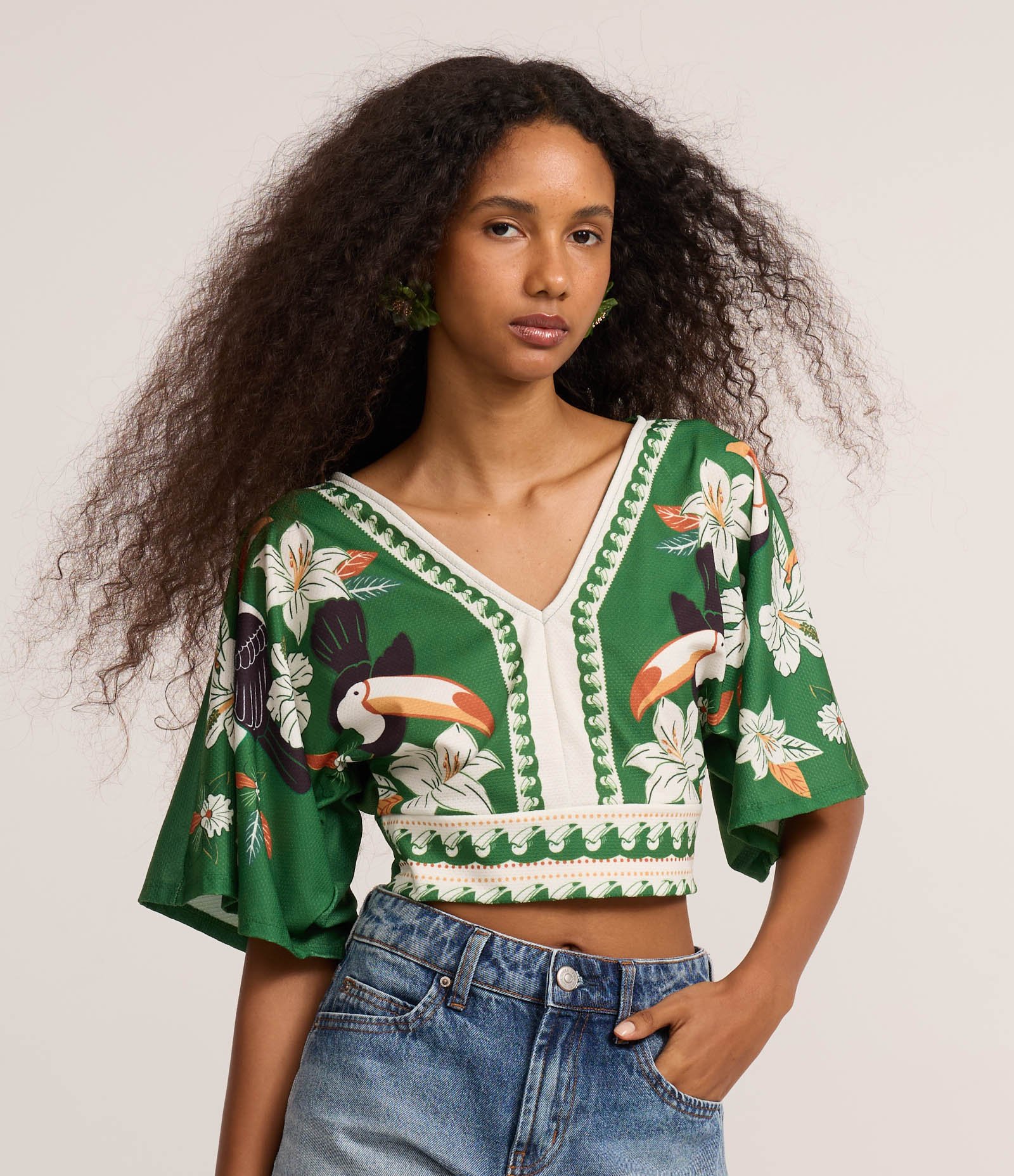 Blusa Cropped com Estampa de Tucanos e Texturizada Verde 1