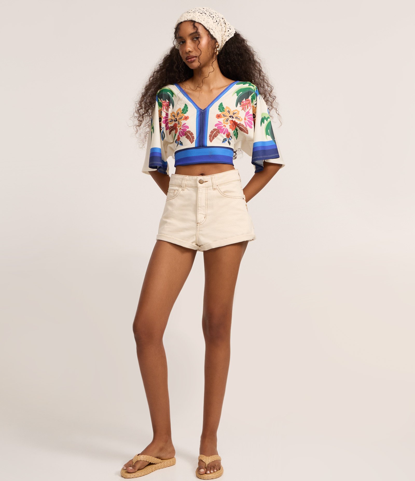Blusa Cropped com Decote em V e Estampa Floral Off White 2
