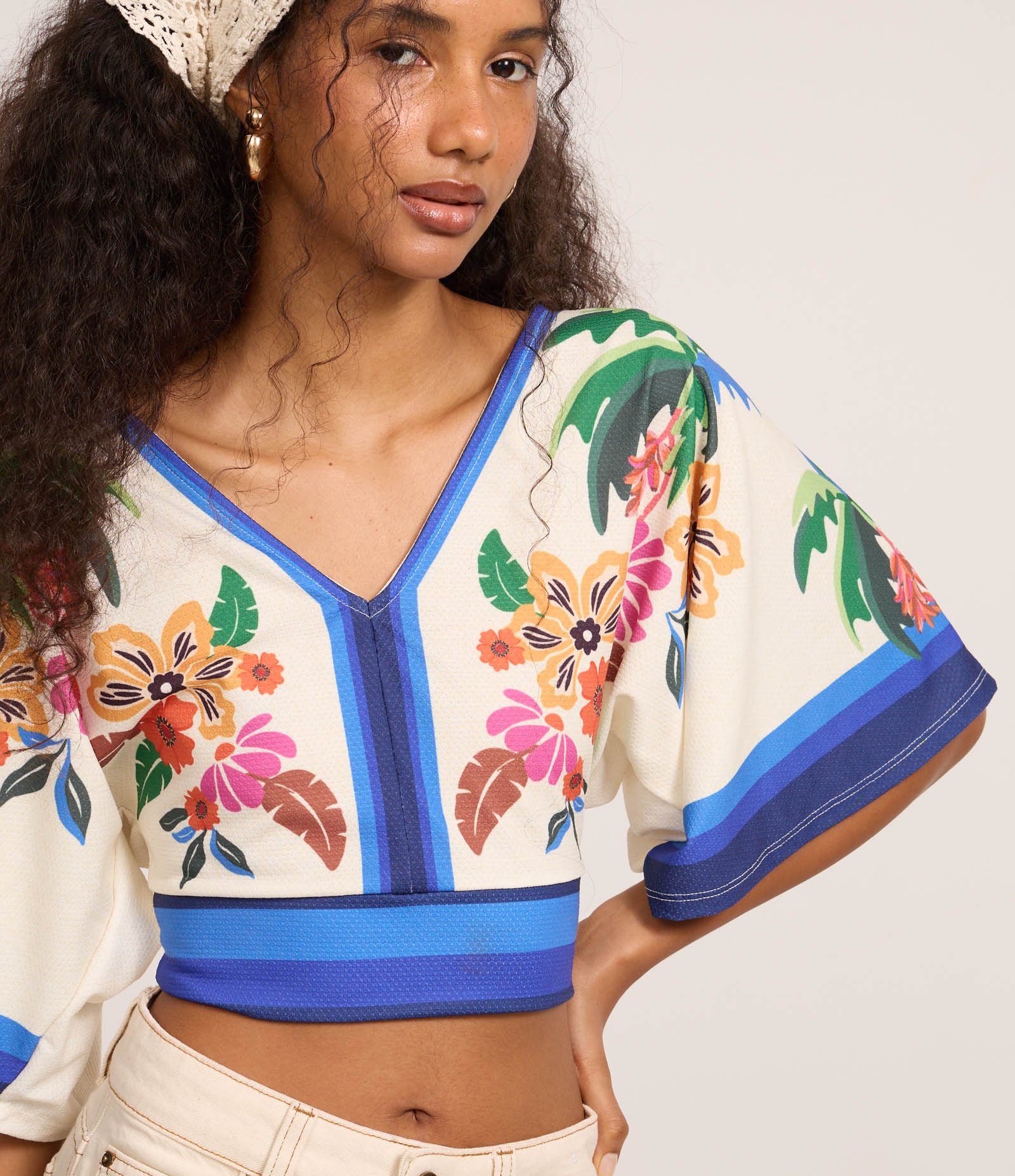 Blusa Cropped com Decote em V e Estampa Floral Off White 3