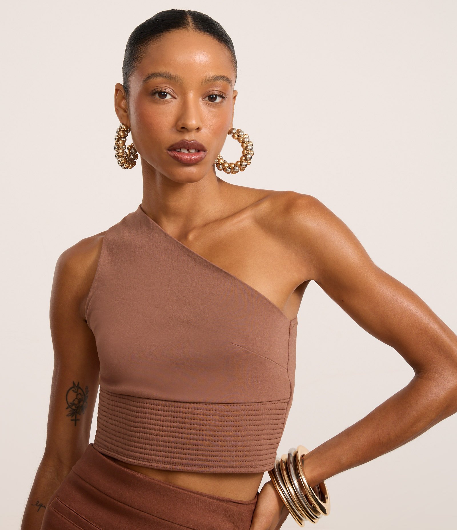 Blusa com Ombro Só e Faixa Pespontada Marrom 1