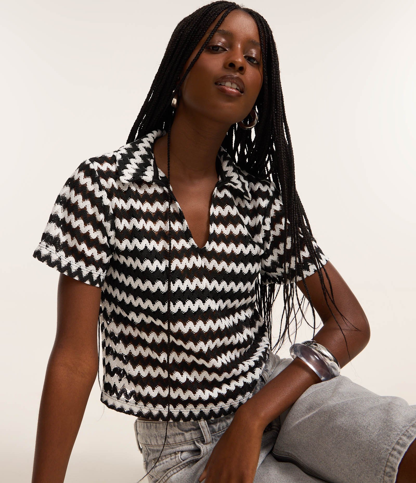 Blusa Boxy com Gola Polo em Tricô Preto/Branco 1