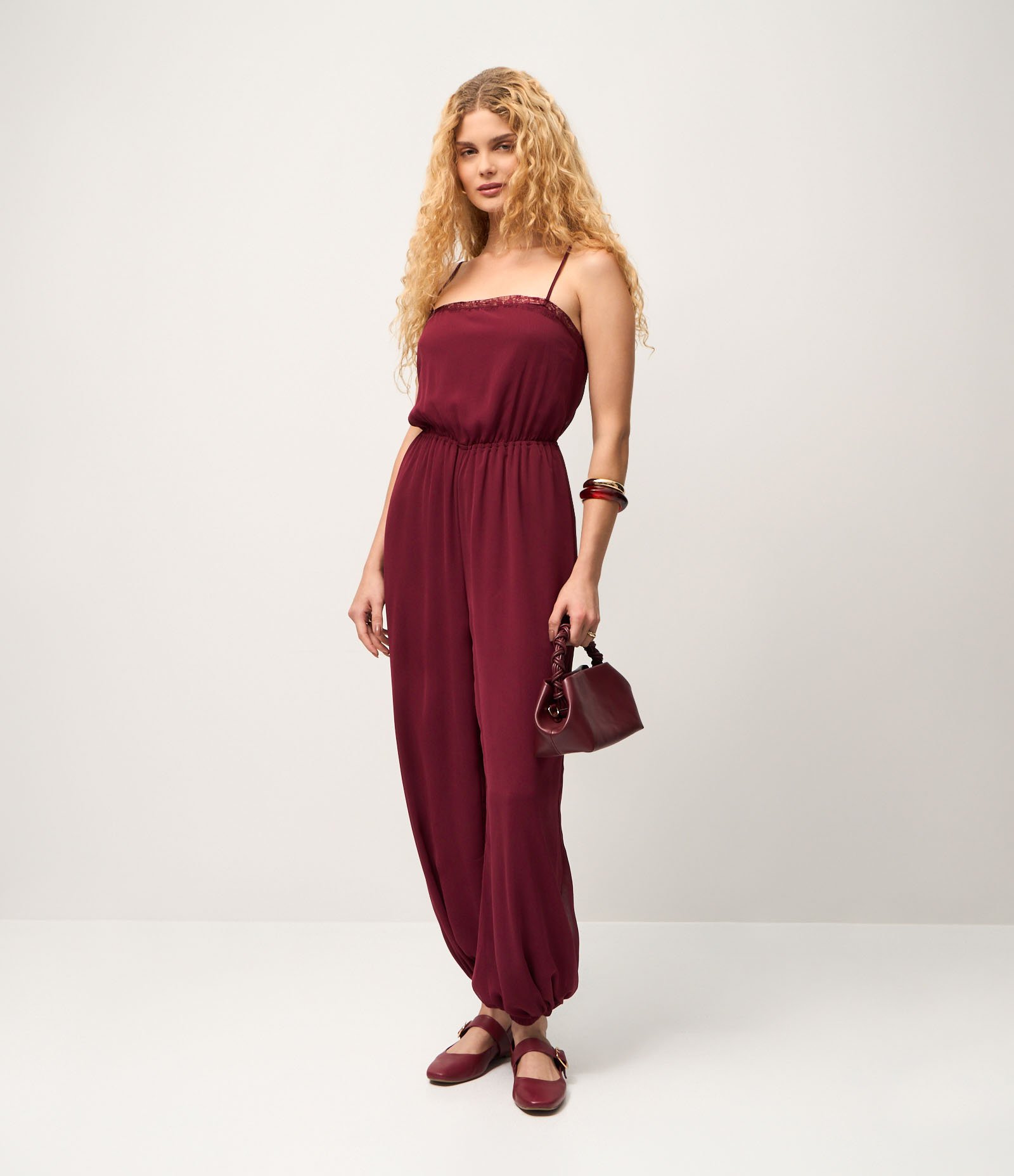 Macacão Cenoura em Chiffon com Renda e Cinto Metálico Vermelho 1