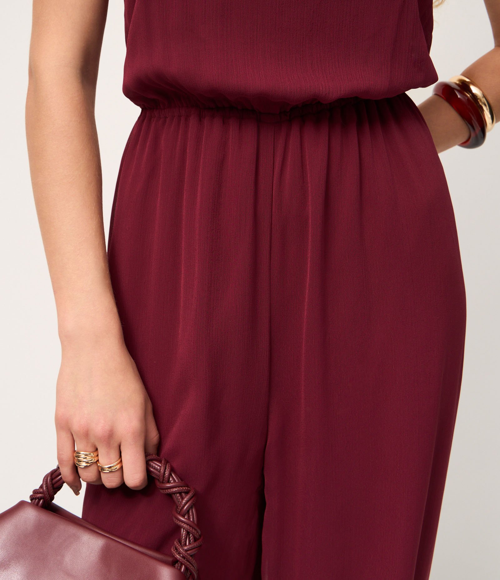 Macacão Cenoura em Chiffon com Renda e Cinto Metálico Vermelho 3