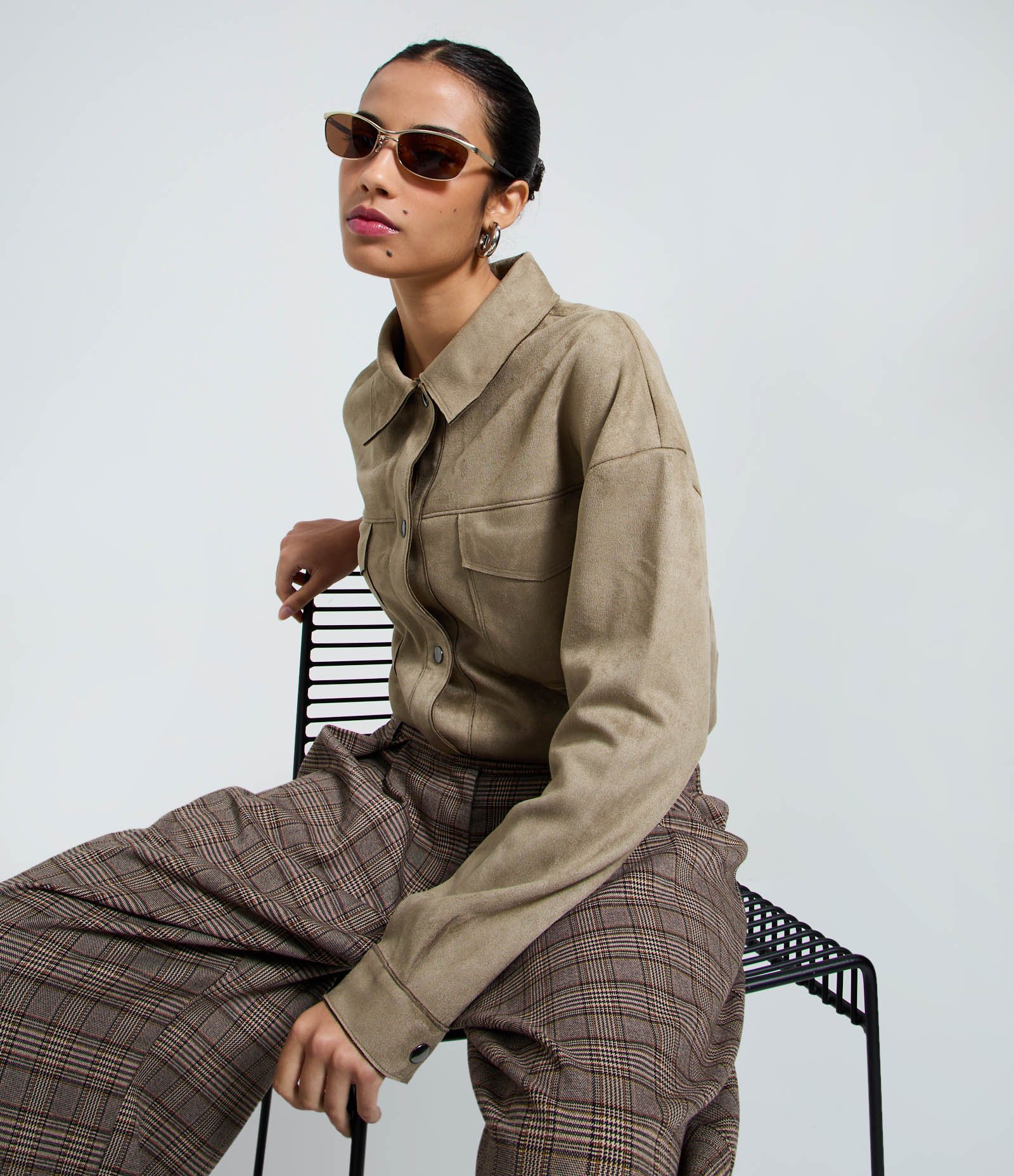 Camisa Regular em Suede com Bolso Cargo Marrom 1