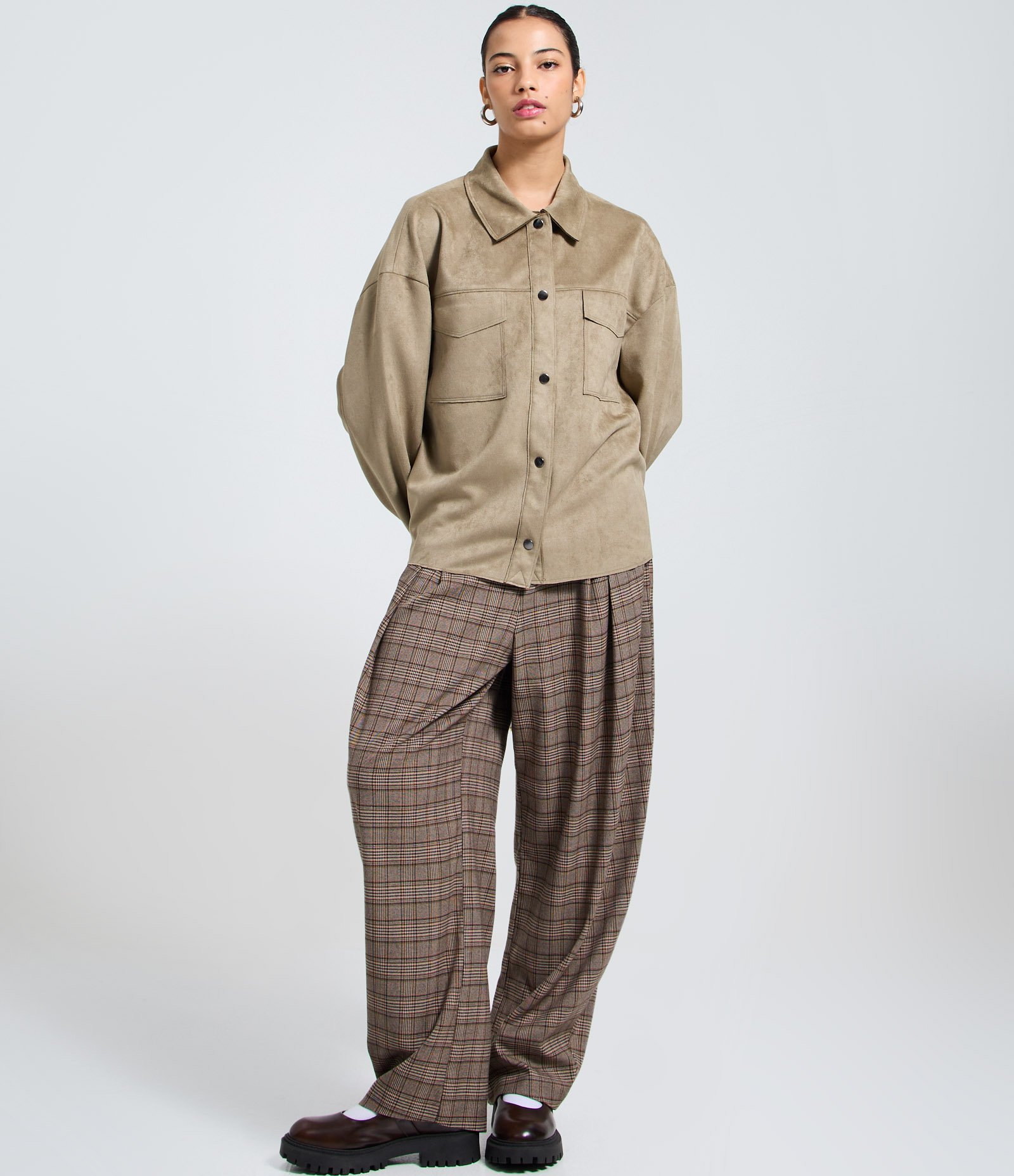 Camisa Regular em Suede com Bolso Cargo Marrom 2