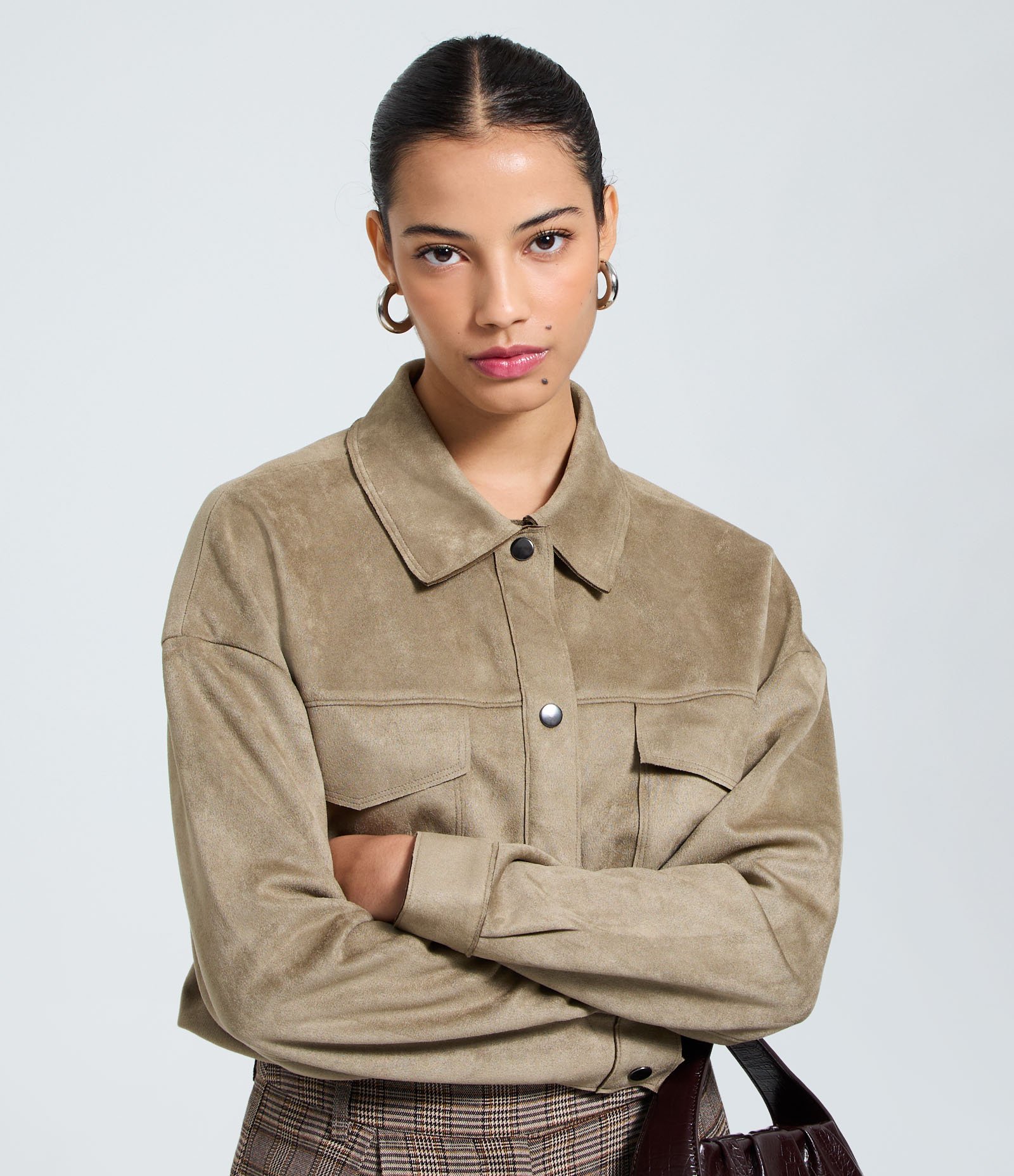 Camisa Regular em Suede com Bolso Cargo Marrom 3