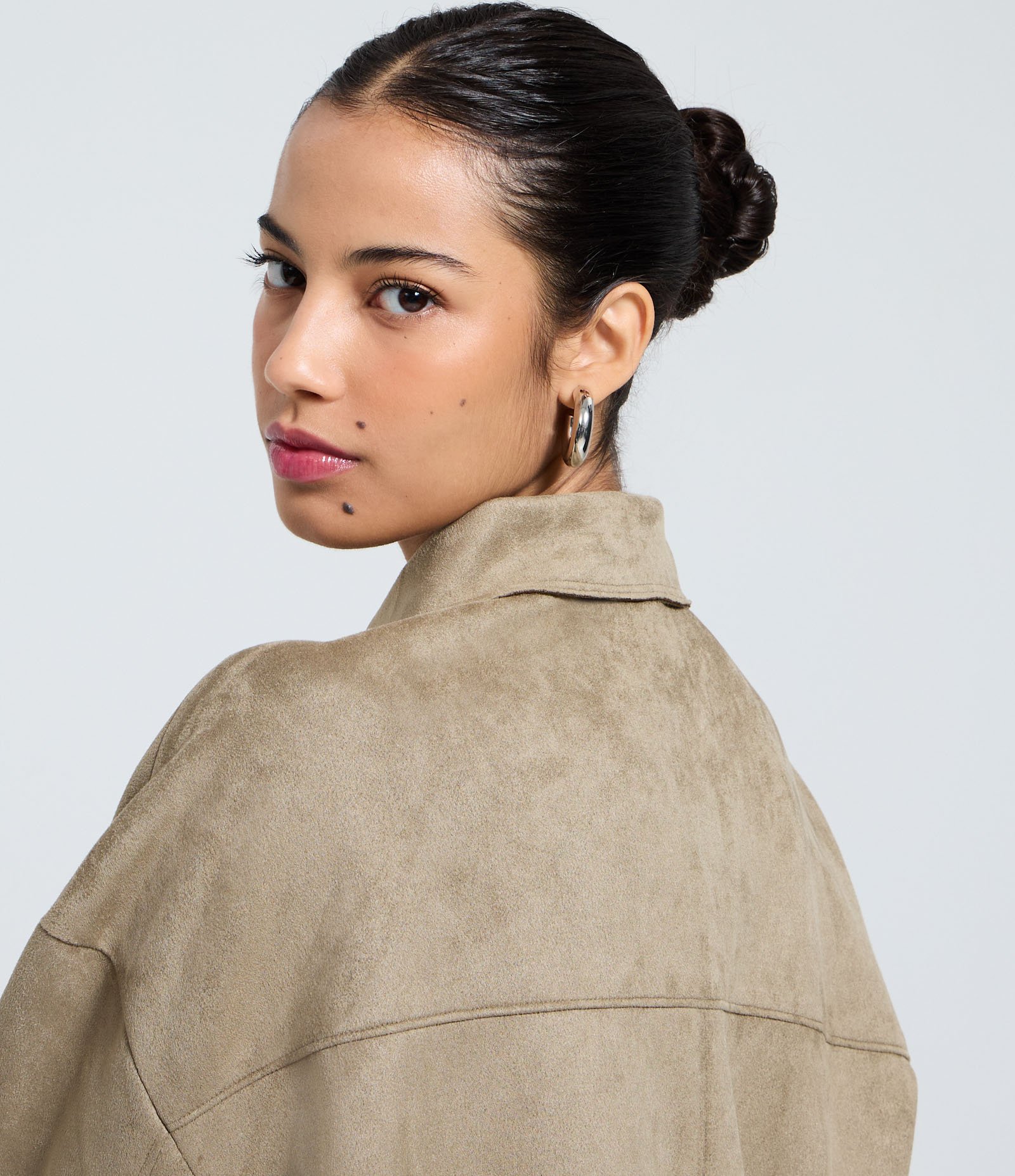 Camisa Regular em Suede com Bolso Cargo Marrom 4