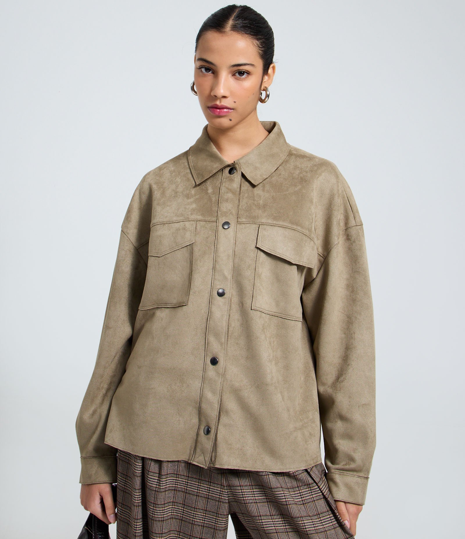 Camisa Regular em Suede com Bolso Cargo Marrom 5