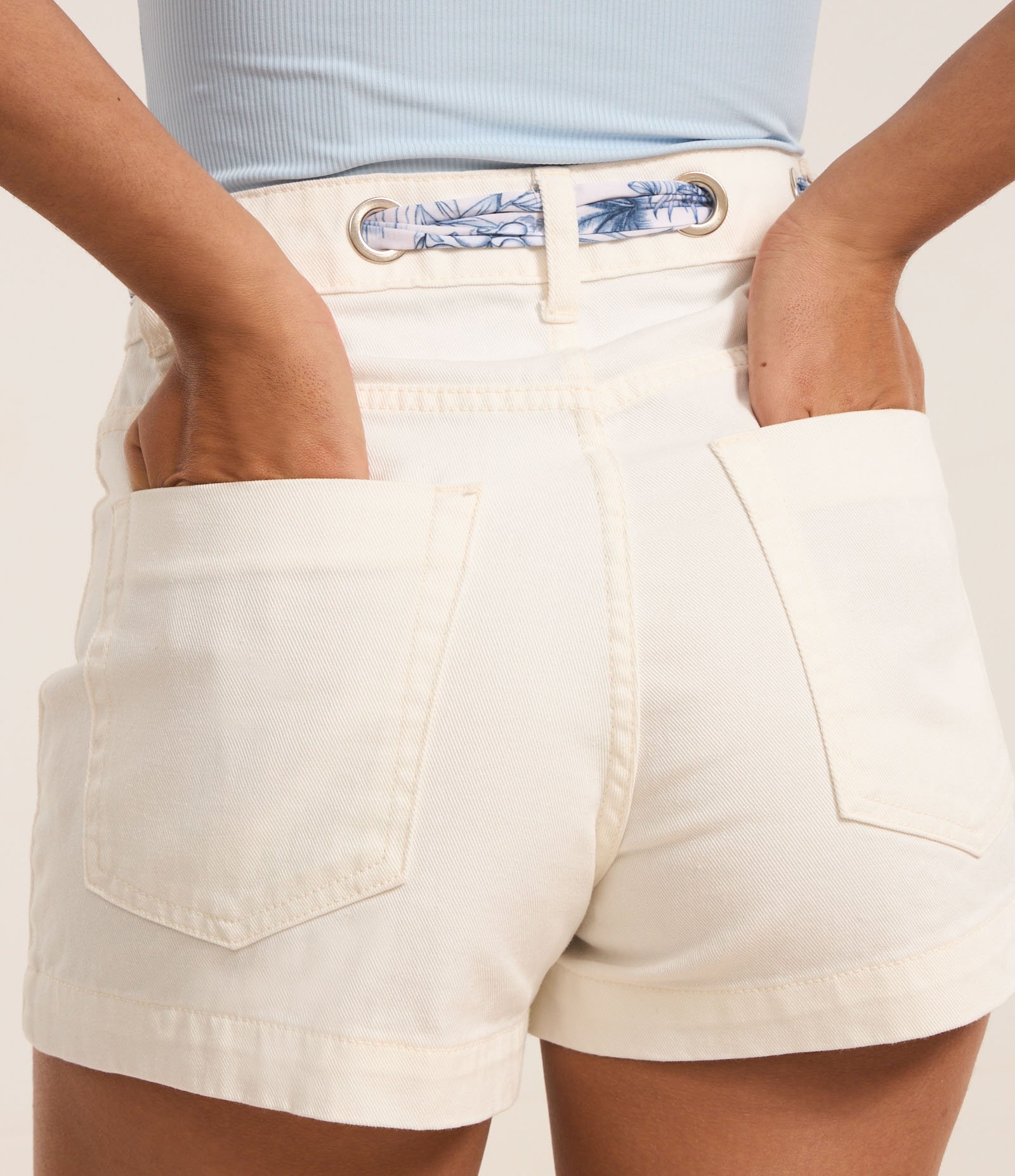 Short Slim Cintura Alta em Jeans com Cinto Lenço Off White 5