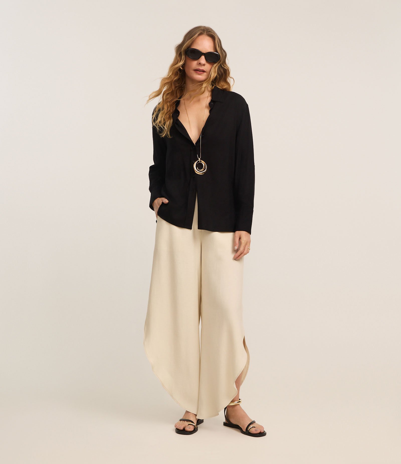 Calça Barrel Alfaiatada com Barra Assimétrica e Fenda Bege 1