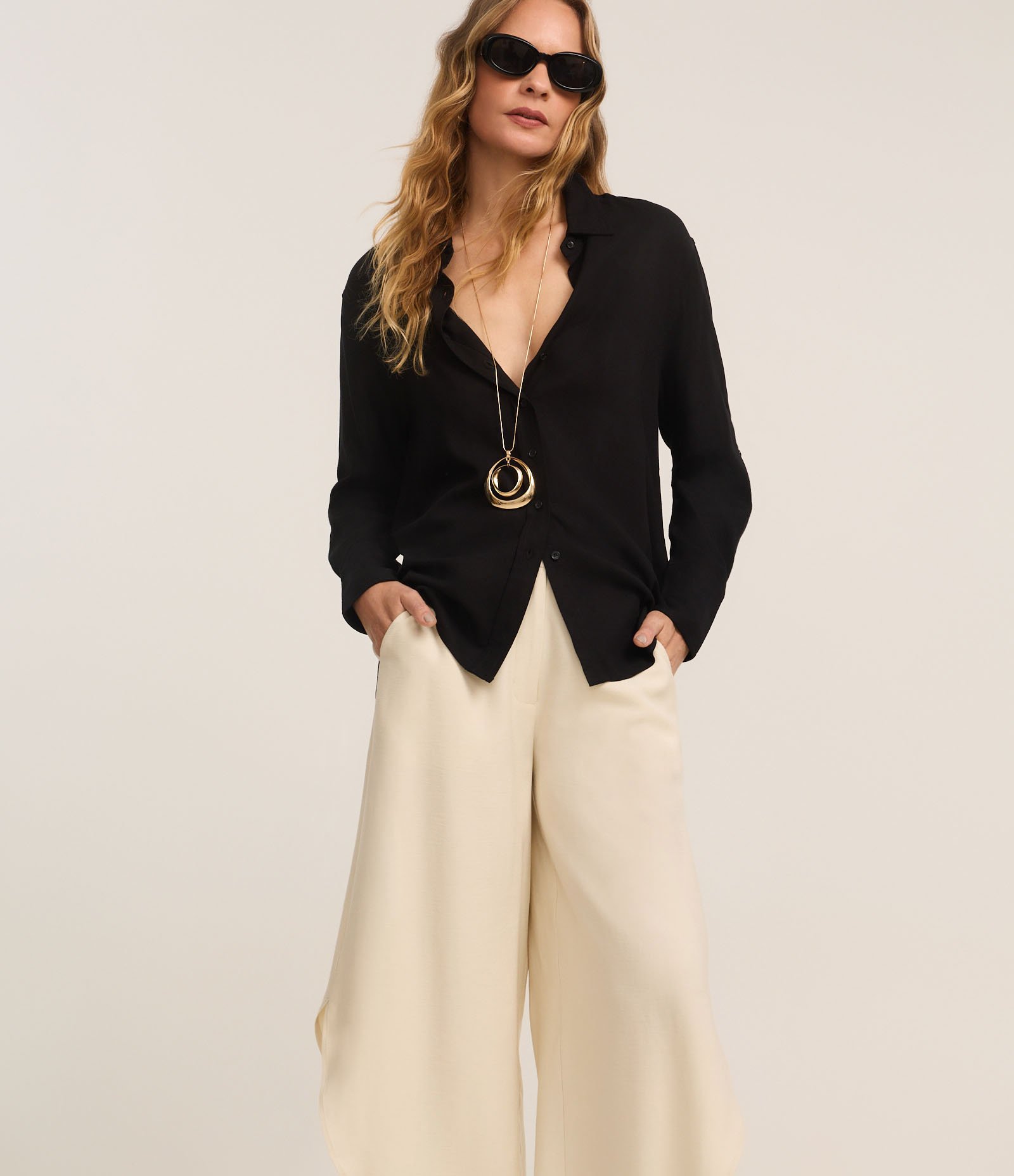 Calça Barrel Alfaiatada com Barra Assimétrica e Fenda Bege 2