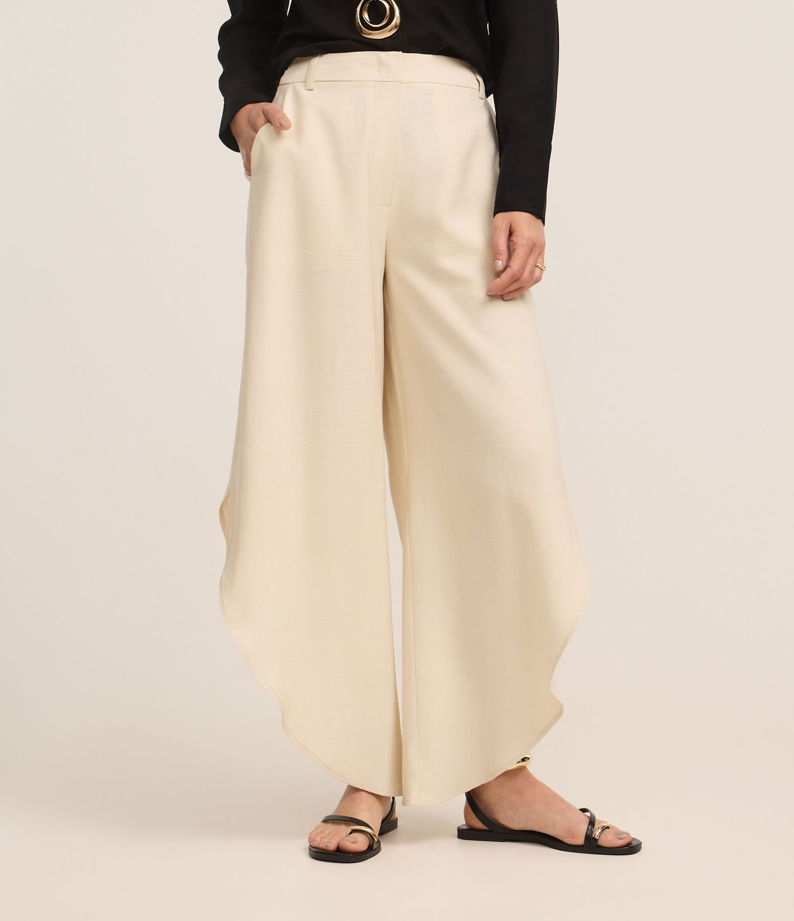 Calça Barrel Alfaiatada com Barra Assimétrica e Fenda Bege 3