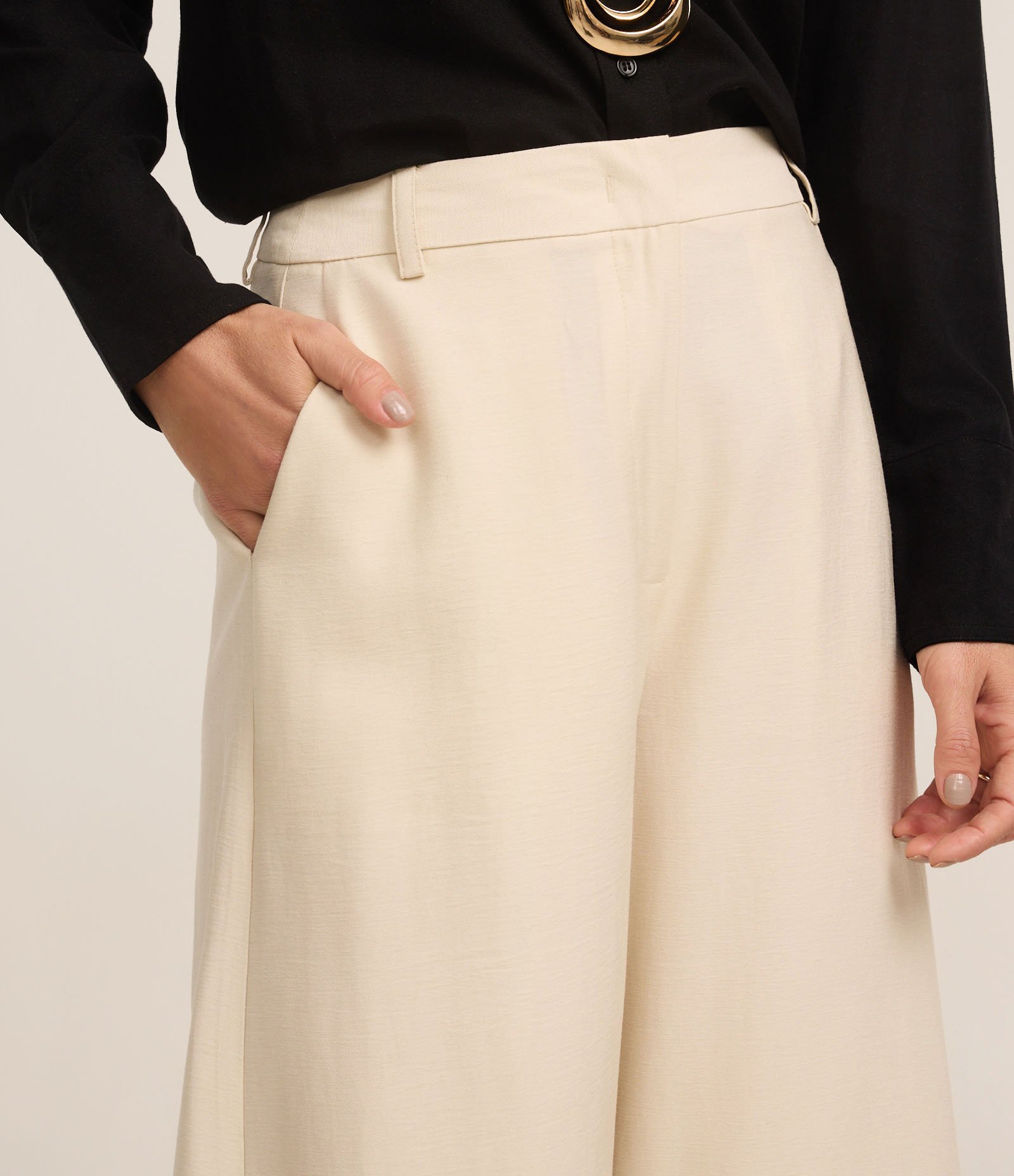 Calça Barrel Alfaiatada com Barra Assimétrica e Fenda Bege 4