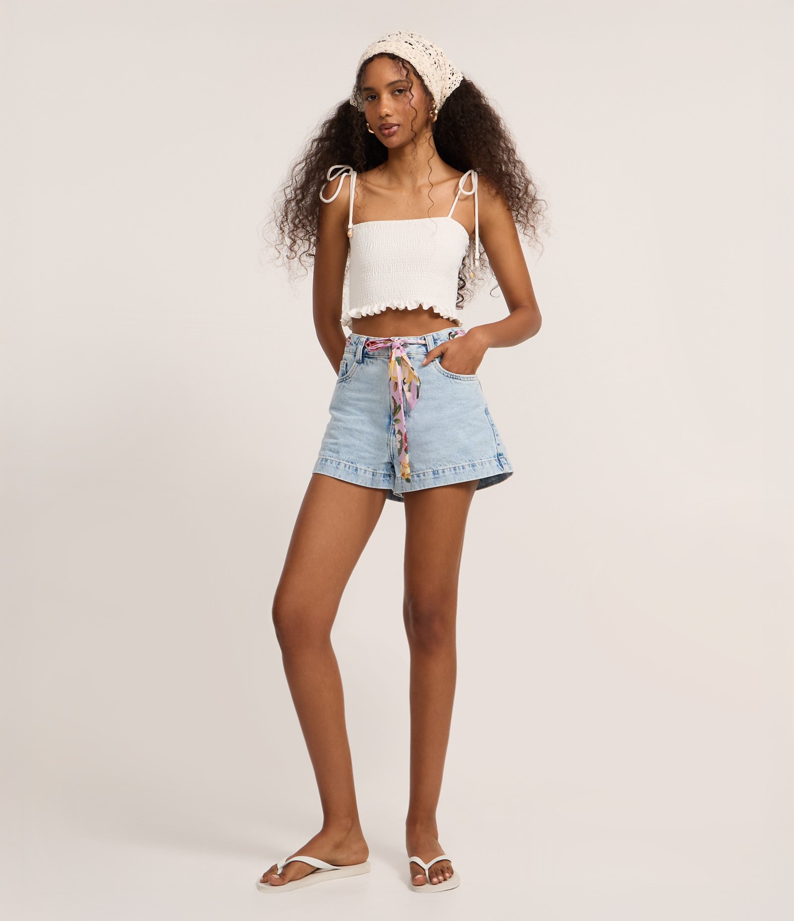 Short Mom em Jeans com Cinto Lenço Floral Claro 1