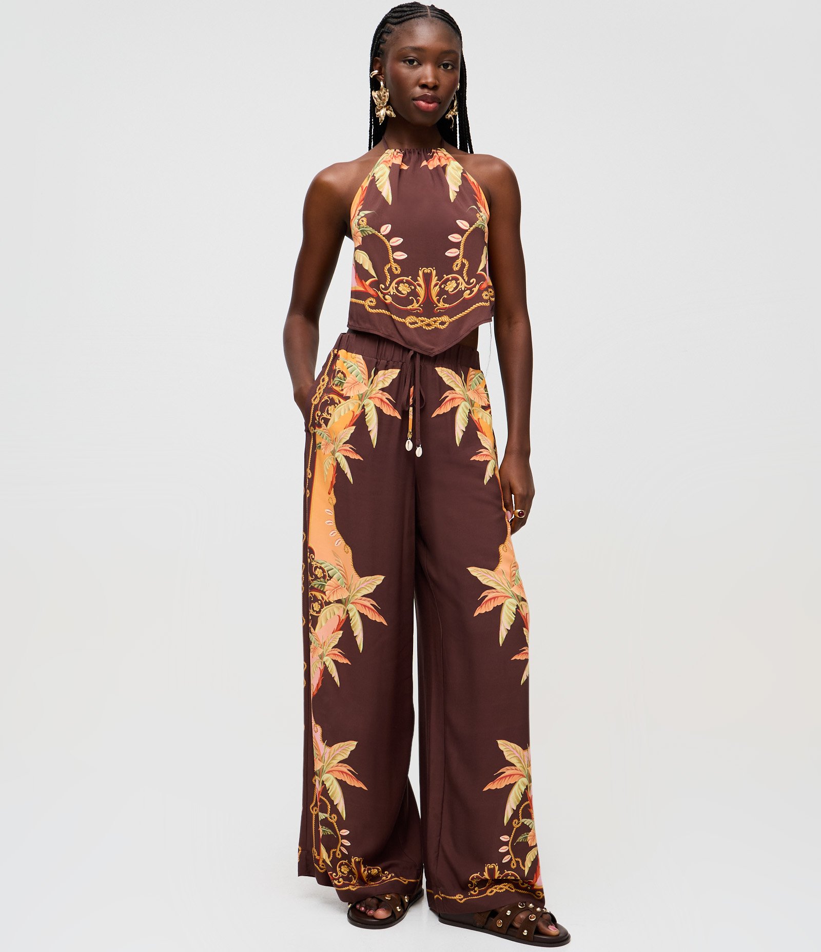 Blusa Frente Única em Viscose com Estampa Tropical Marrom 2