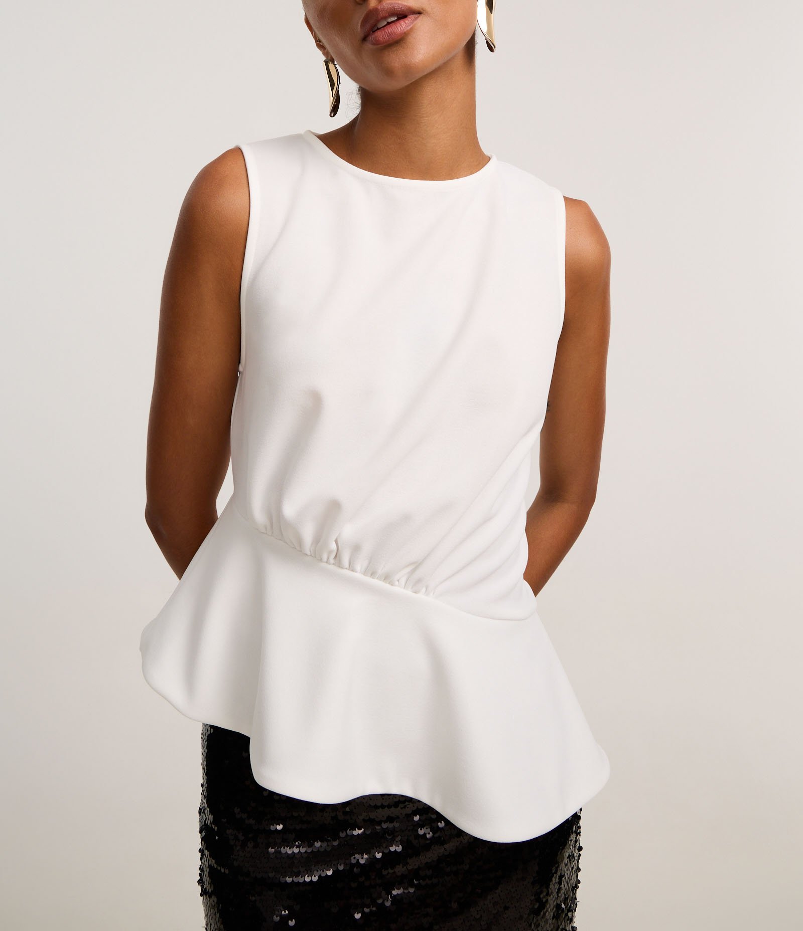 Blusa Peplum com Gola Redonda e Barra Assimétrica Off White 5
