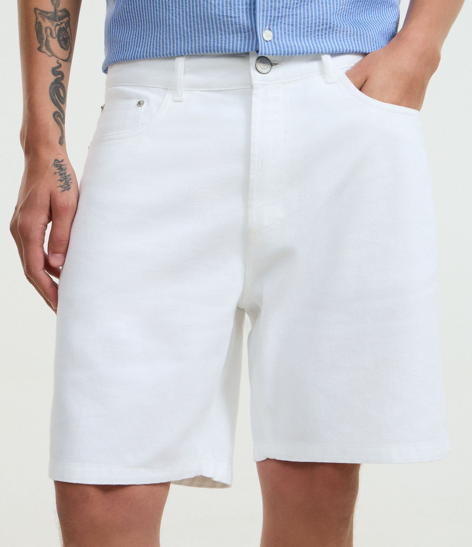 Bermuda Reta em Sarja com Bolsos Branco 2