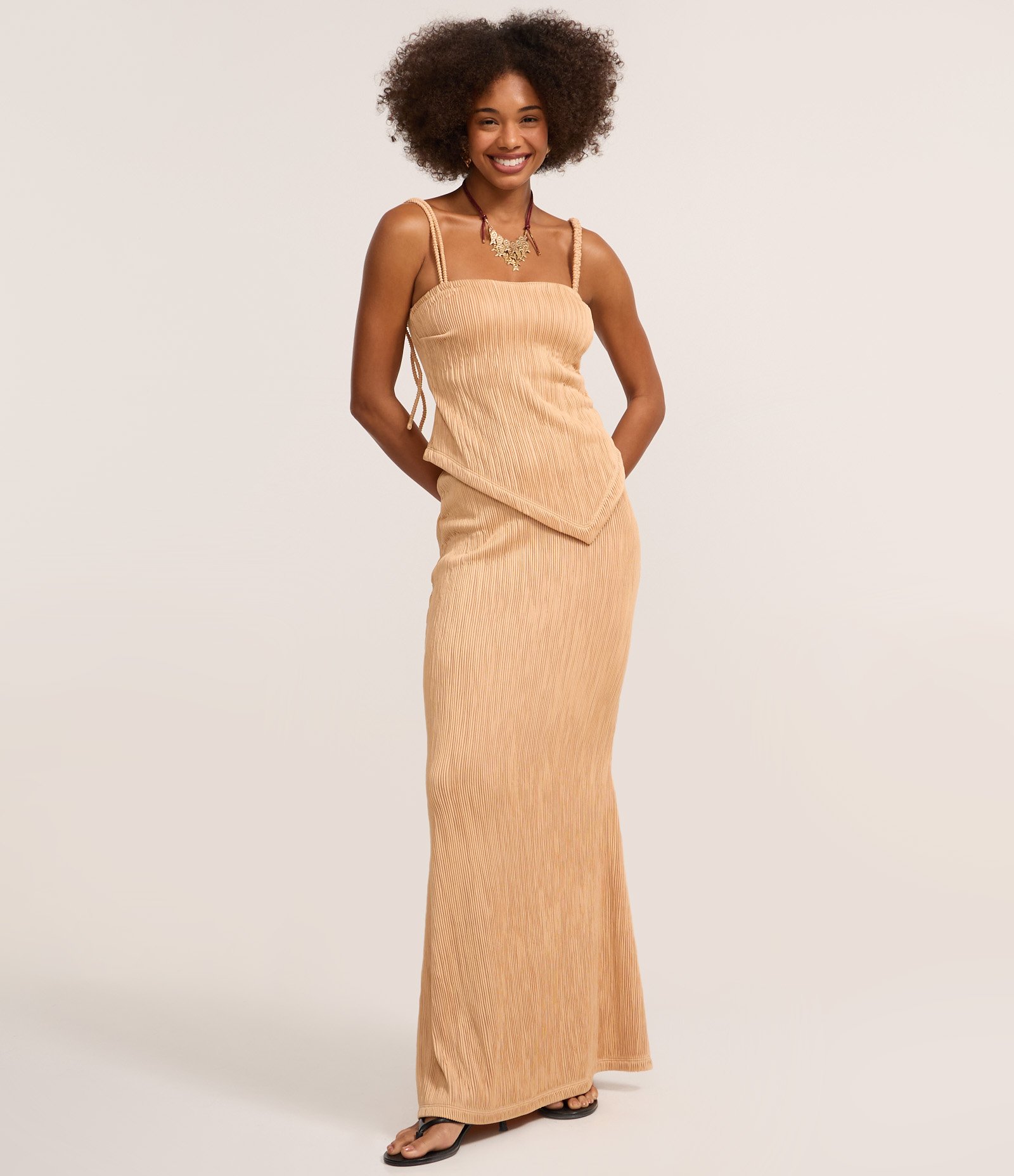 Blusa com Textura Plissada e Alças Diferenciadas com Barra Irregular Bege 2