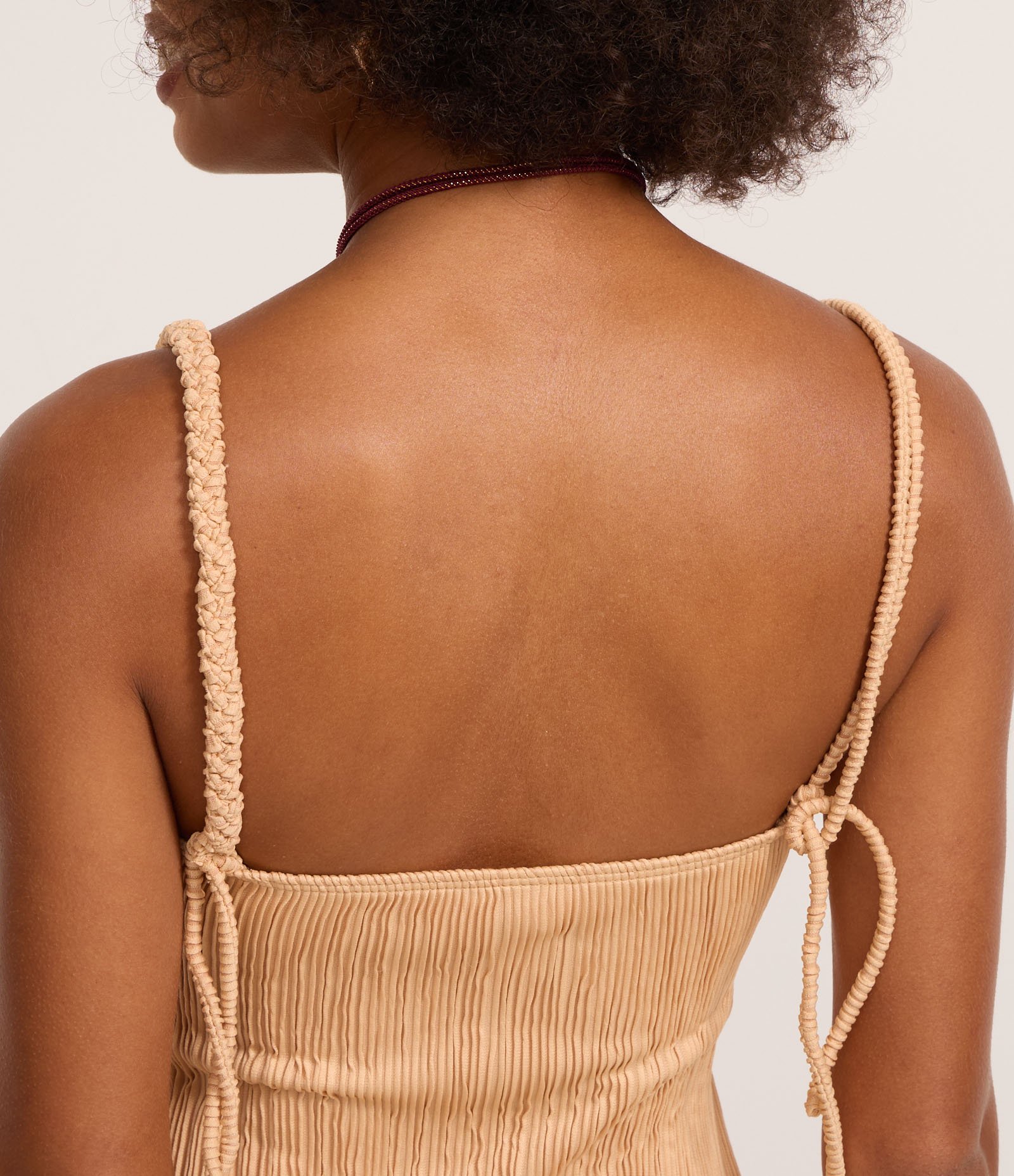 Blusa com Textura Plissada e Alças Diferenciadas com Barra Irregular Bege 3