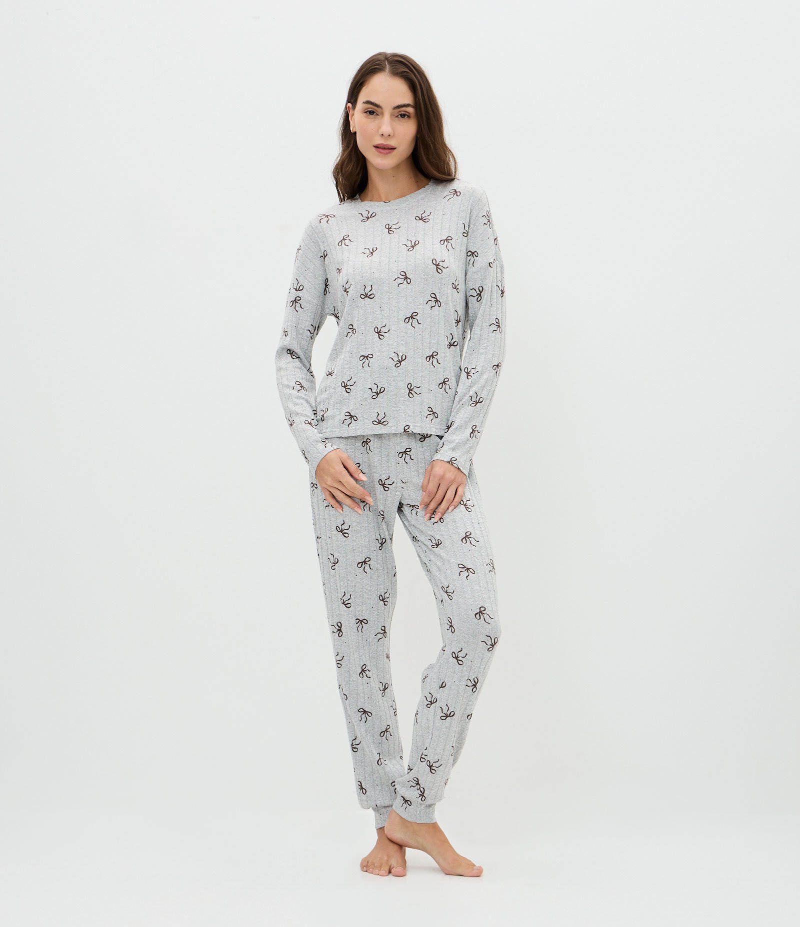Pijama Longo em Tricô com Estampa de Lacinhos Cinza 1