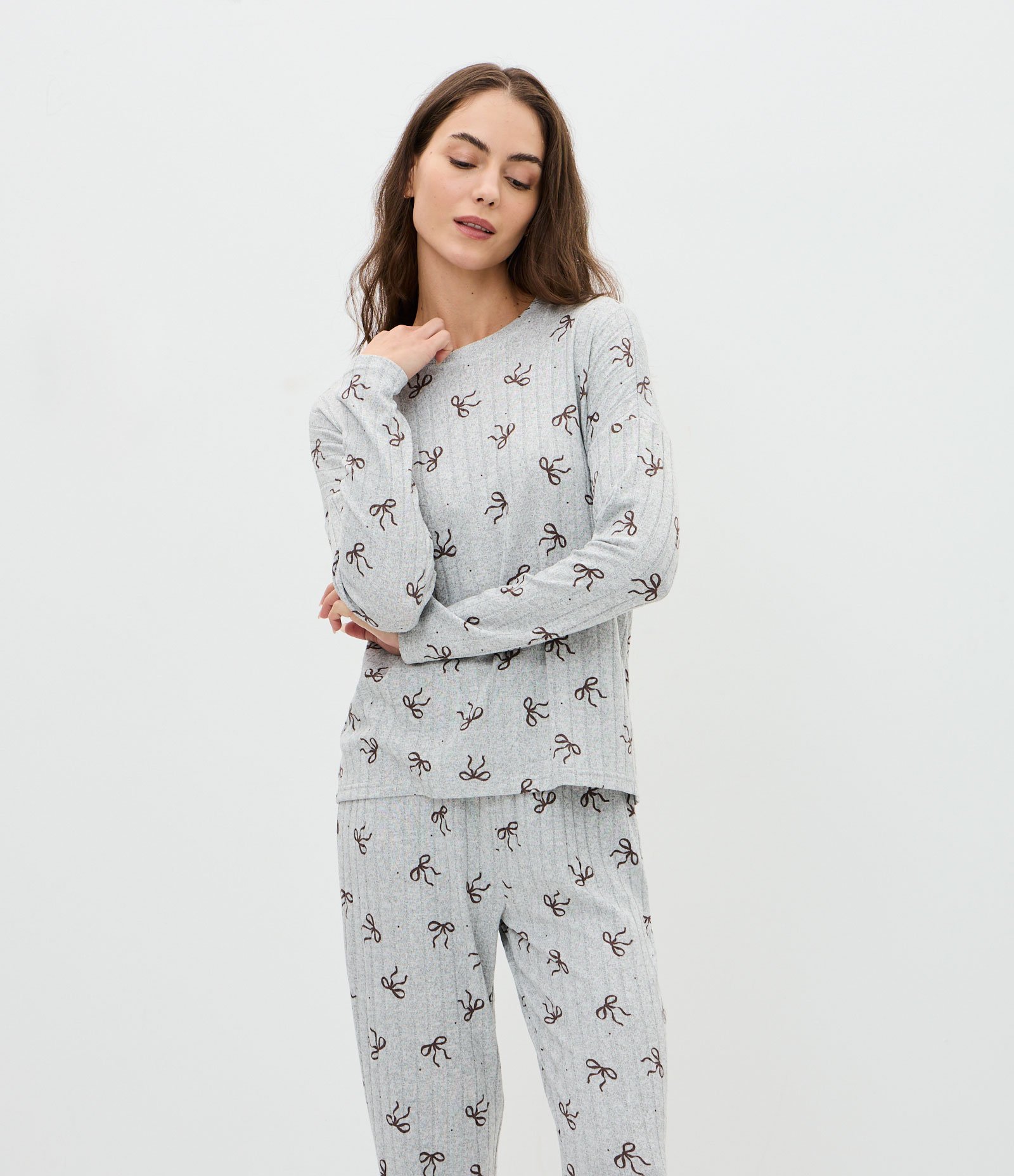 Pijama Longo em Tricô com Estampa de Lacinhos Cinza 2