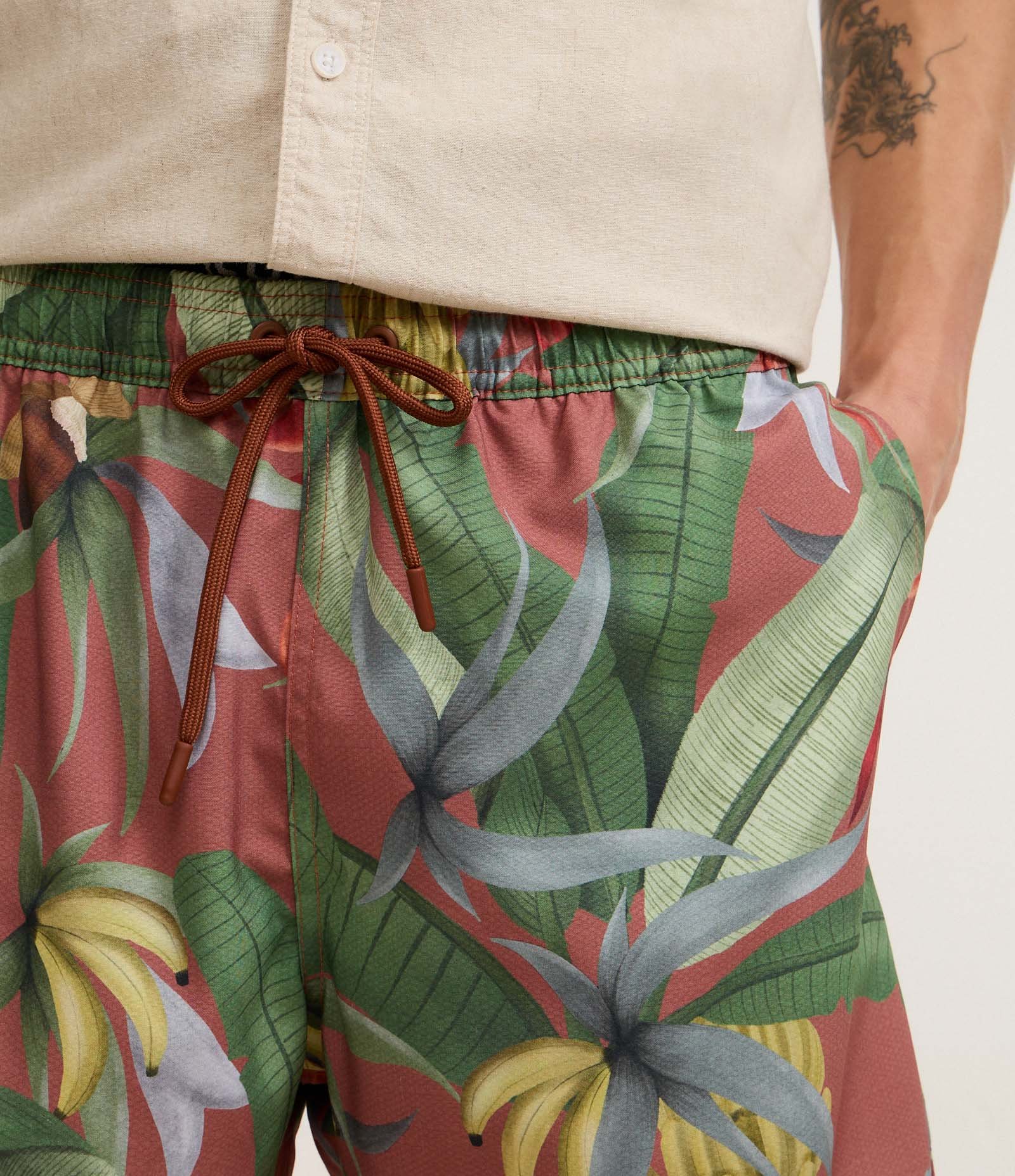 Bermuda de Banho em Microfibra com Estampa Folhagem com Banana Vermelho 3