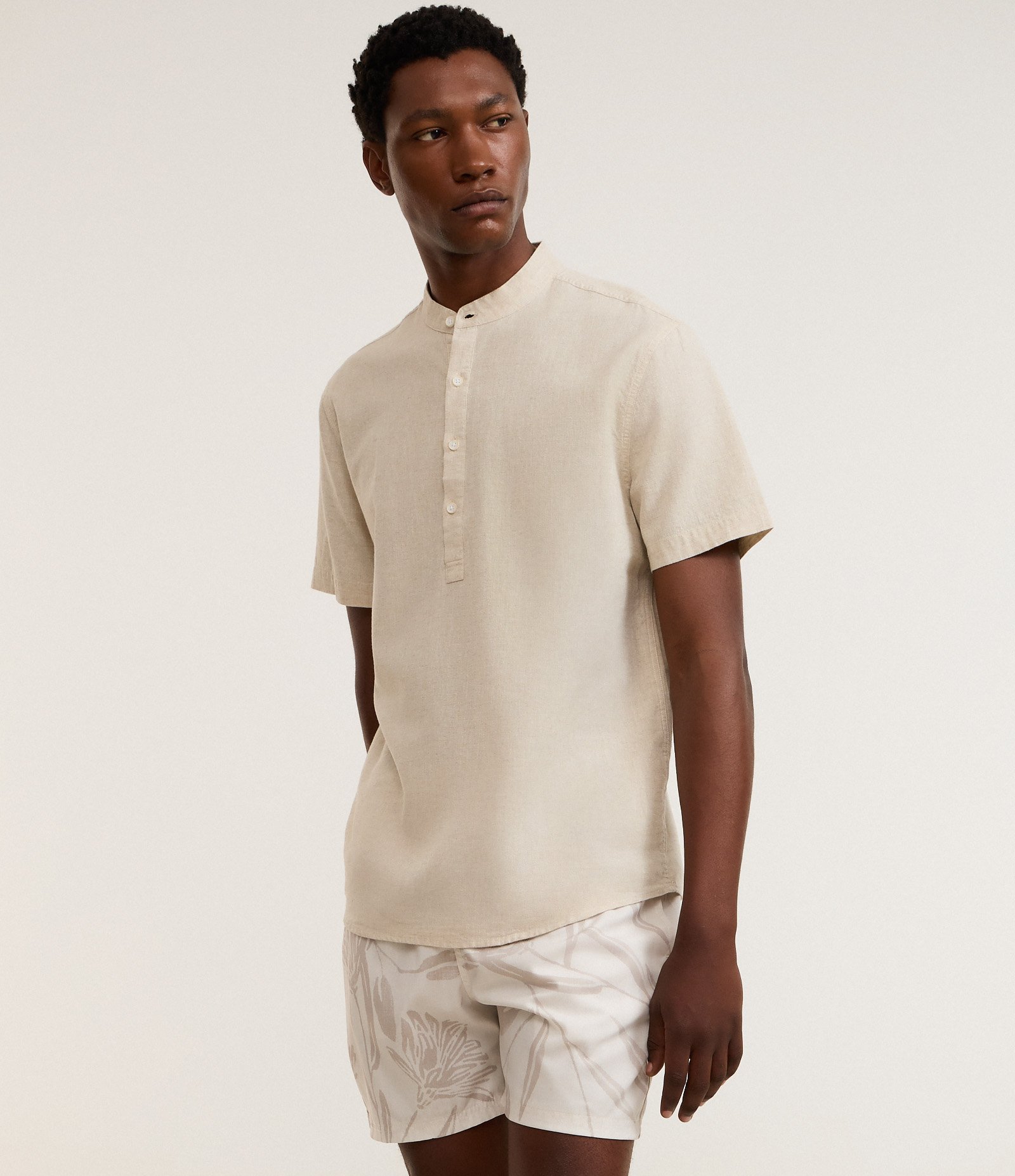 Bermuda de Banho em Microfibra com Estampa Floral Sobre Tom Bege 4