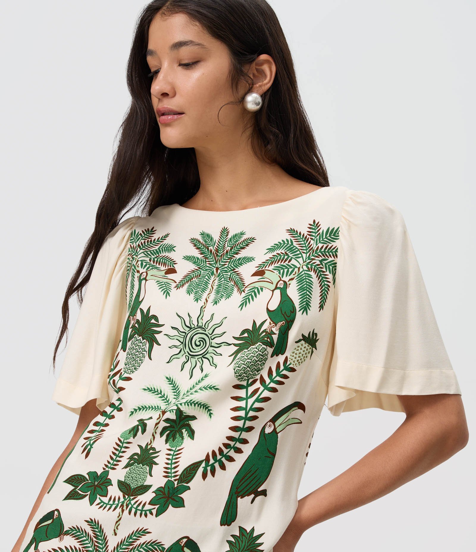 Vestido T-Shirt Curto com Estampa Tropical e Abertura nas Costas Off White 3