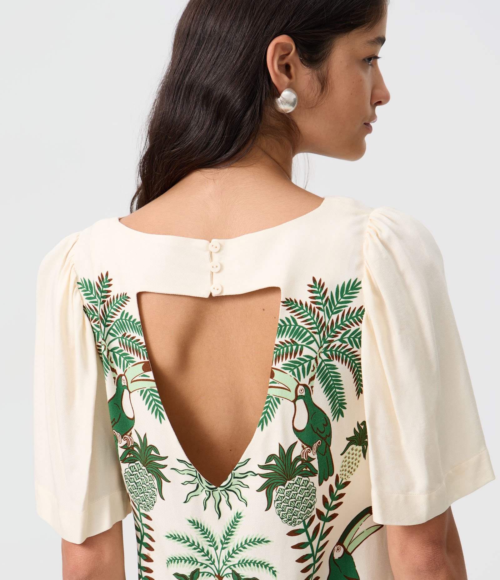 Vestido T-Shirt Curto com Estampa Tropical e Abertura nas Costas Off White 4