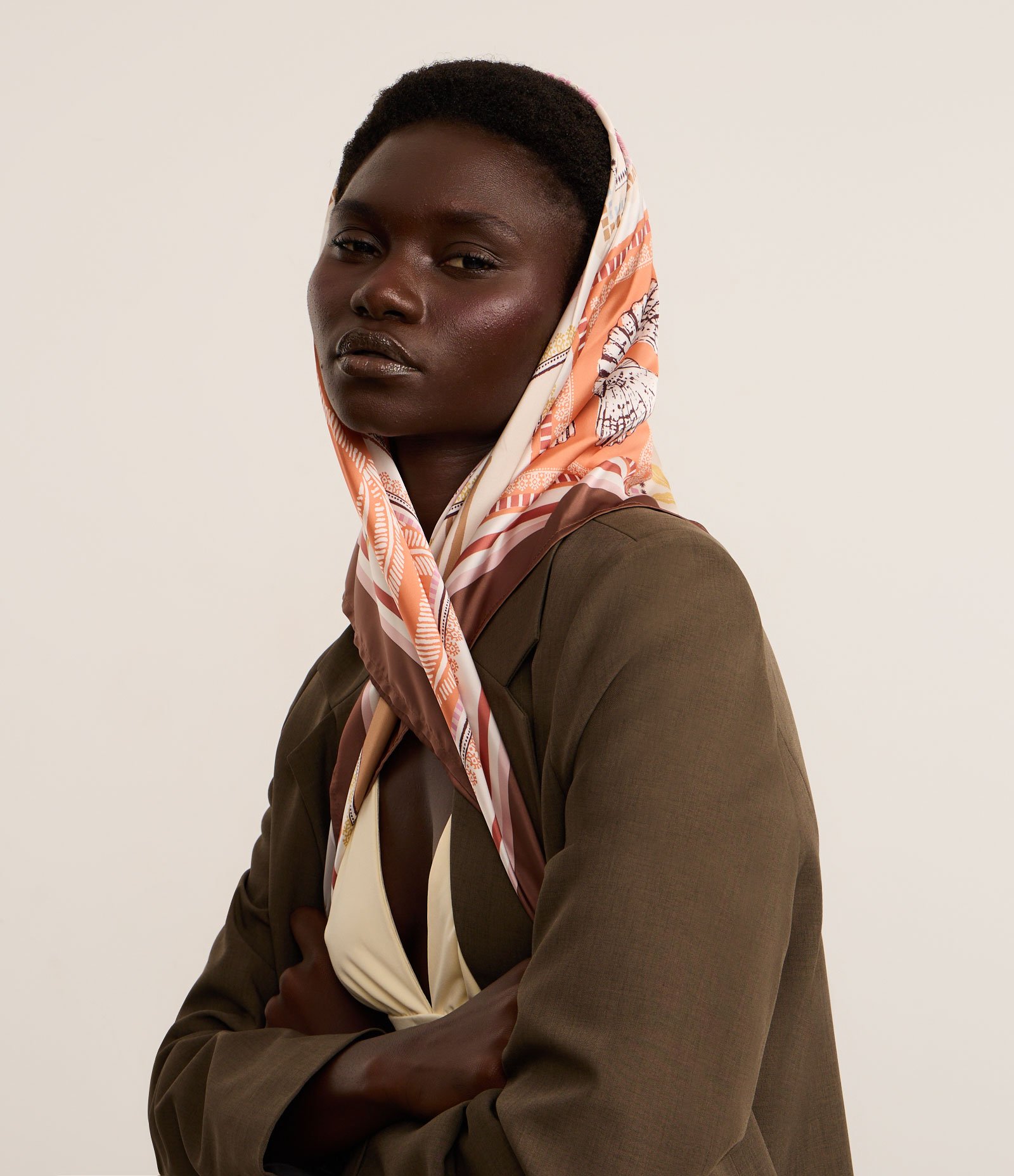 Lenço Quadrado em Cetim com Estampa Solaris Multicores 5