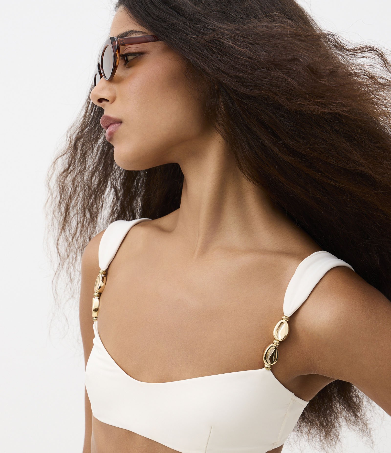 Biquíni Top Camisetinha sem Bojo com Aviamentos de Búzios Branco 4