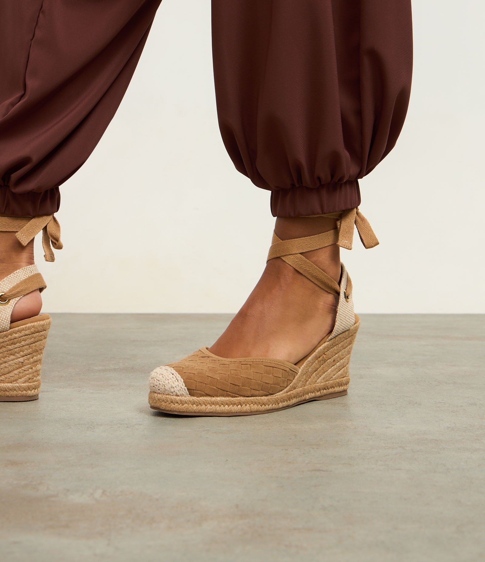 Sapato com Efeito Camurça e Tira Larga com Textura Tresse Marrom 5