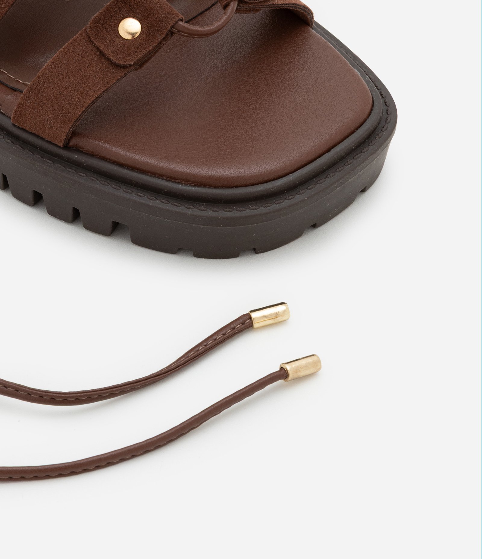 Sandália Rasteira com Sola Tratorada e Tiras de Amarração Camurçados Marrom 3