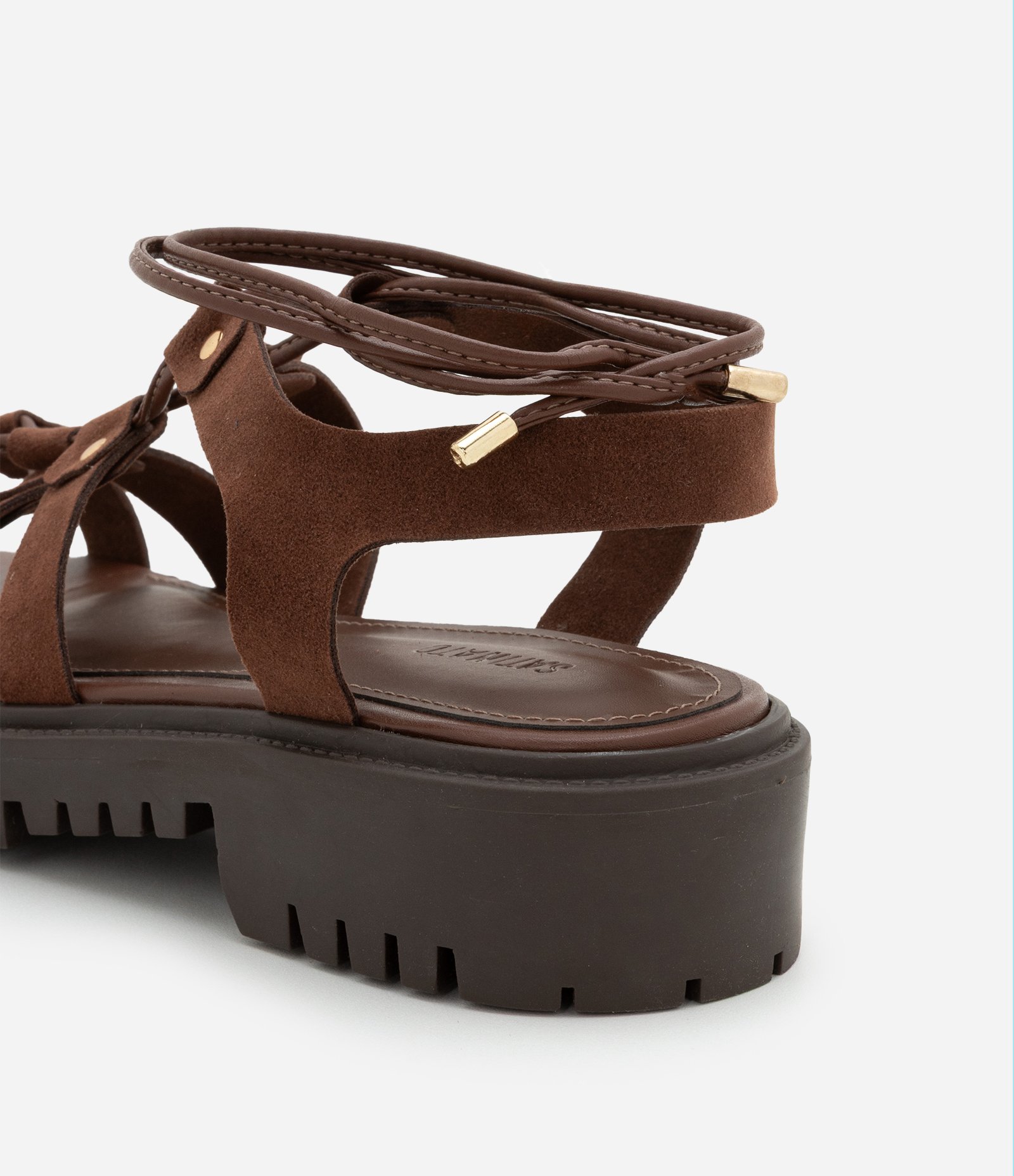 Sandália Rasteira com Sola Tratorada e Tiras de Amarração Camurçados Marrom 4