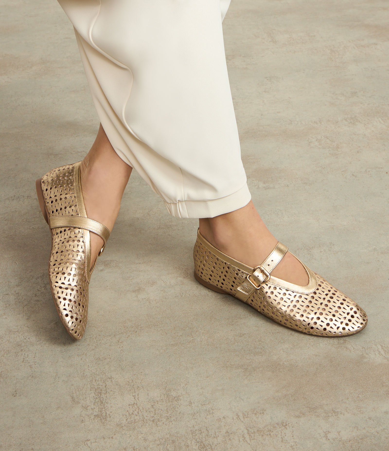 Sapatilha em Couro com Recortes e Tira Larga Dourado 6