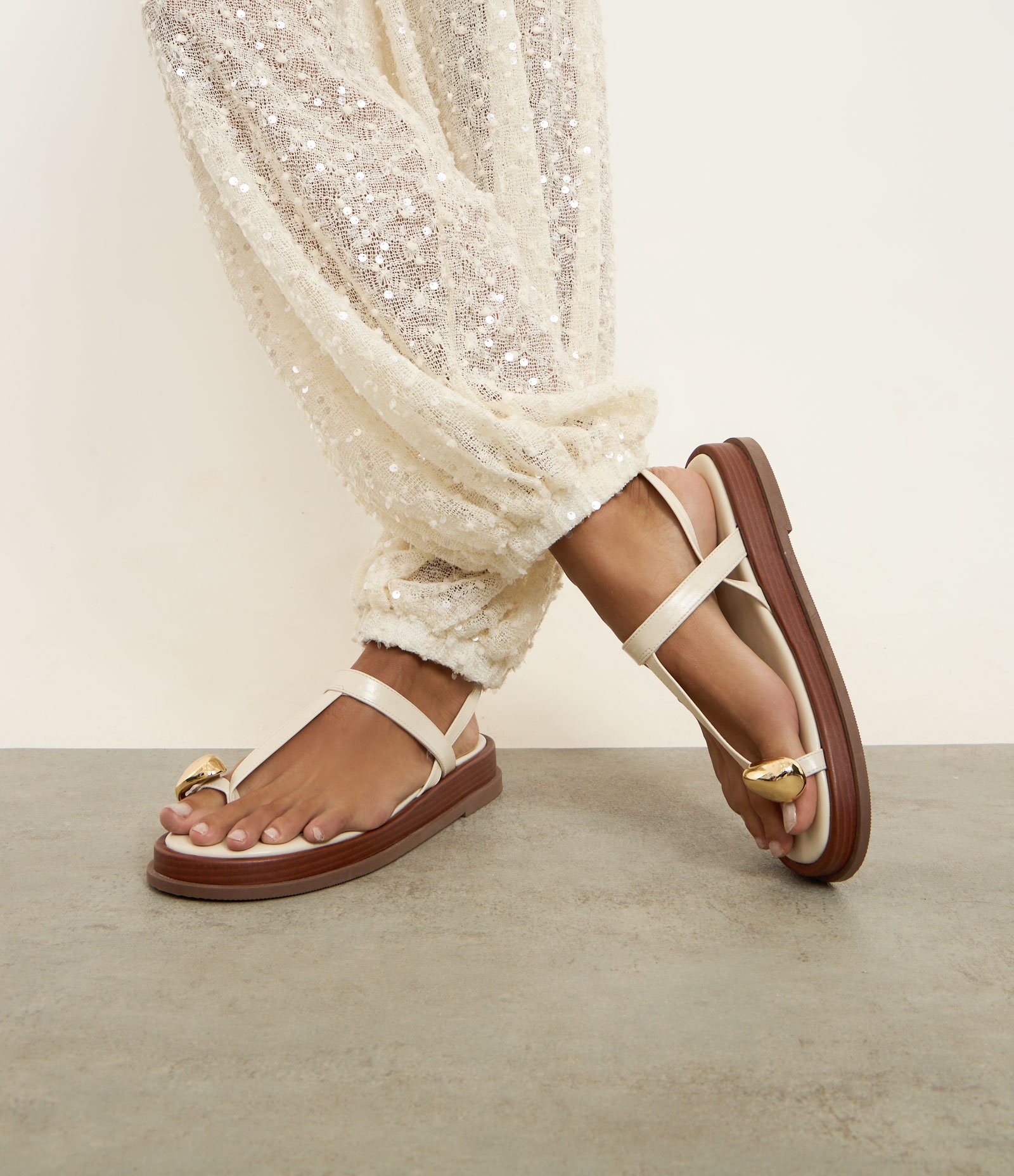 Sandália Rasteira Salomé com Detalhe Bold Off White 6