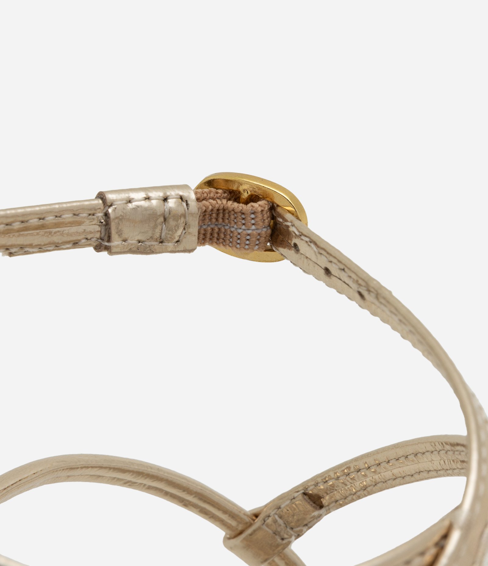 Sandália com Tiras Finas de Strass e Bico Fino Dourado 4