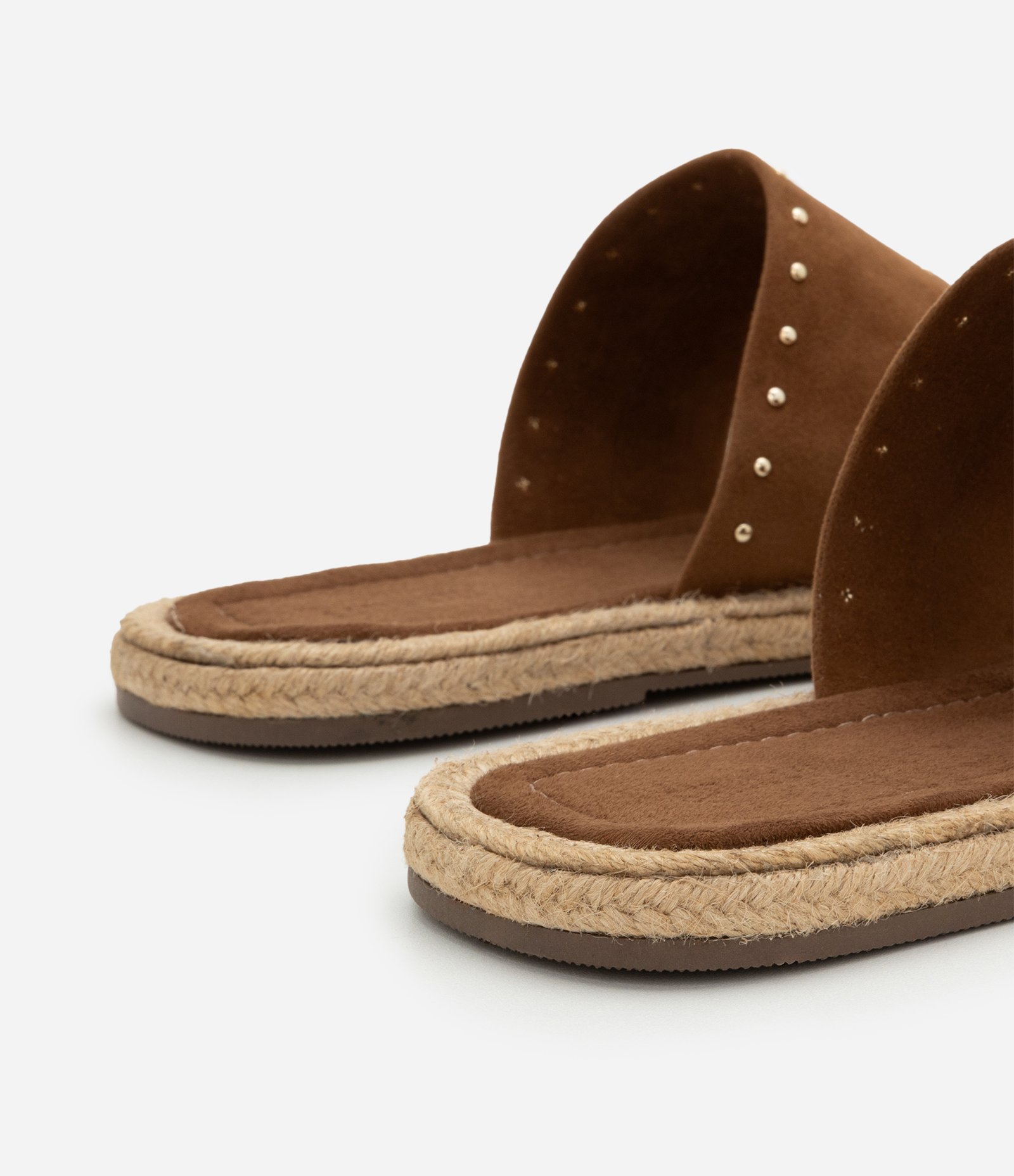 Sandália Rasteira Mule com Efeito Camurça e Rebites Marrom 4