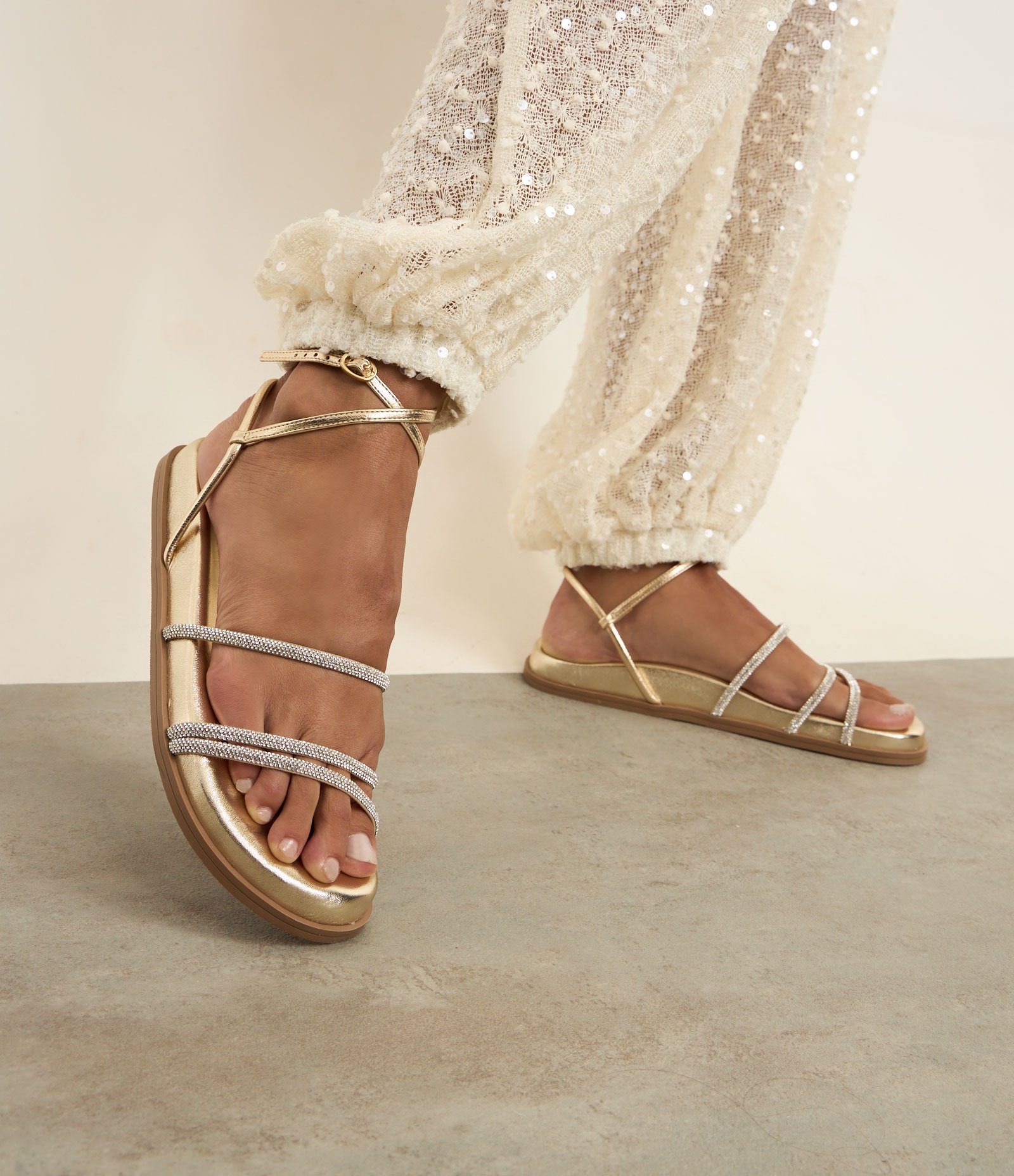 Sandália Rasteira Sport Sandal com Tiras de Brilho Dourado 6