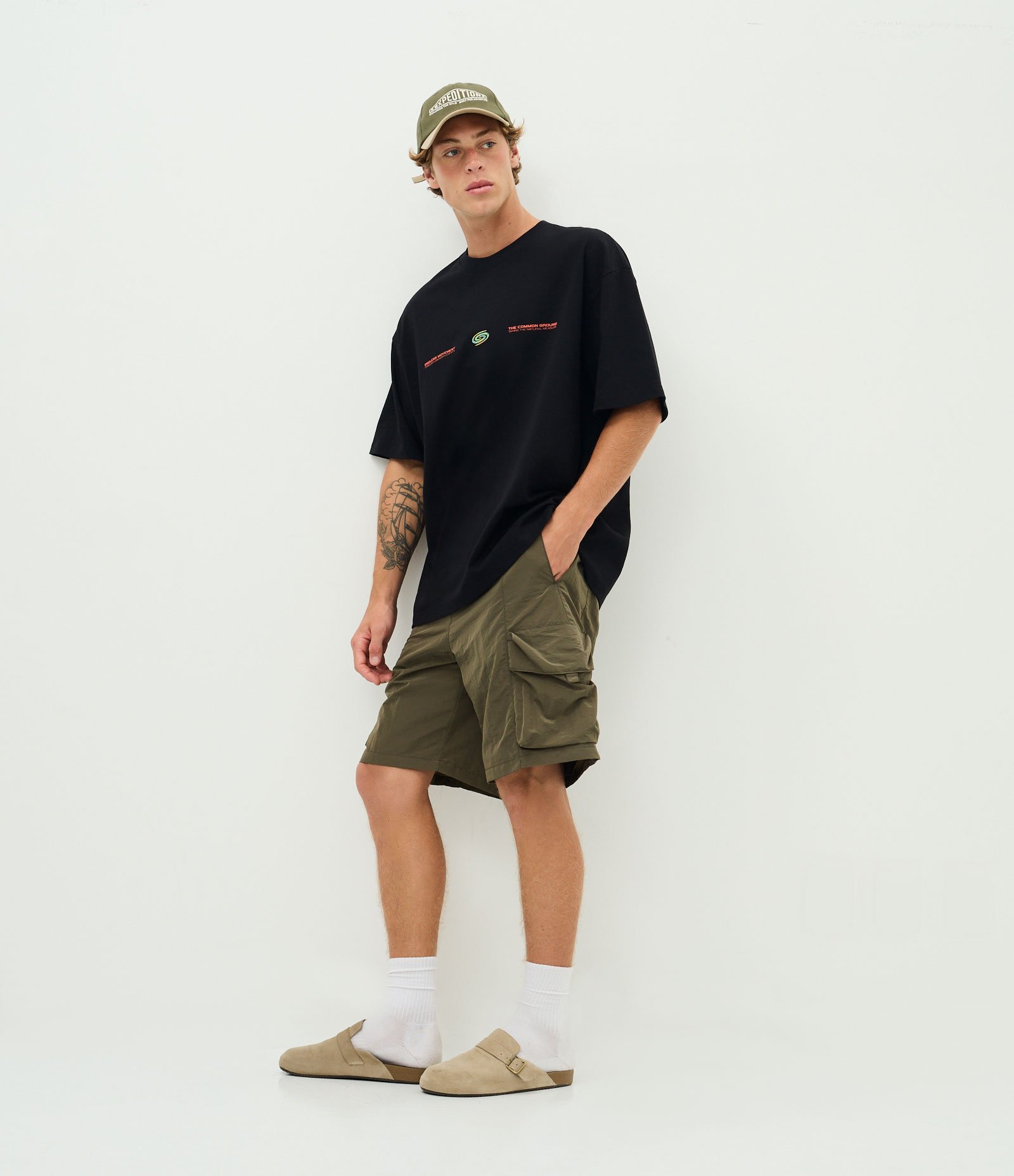Bermuda Baggy Cropped em Microfibra com Bolsos Cargo Pockets Marrom 1