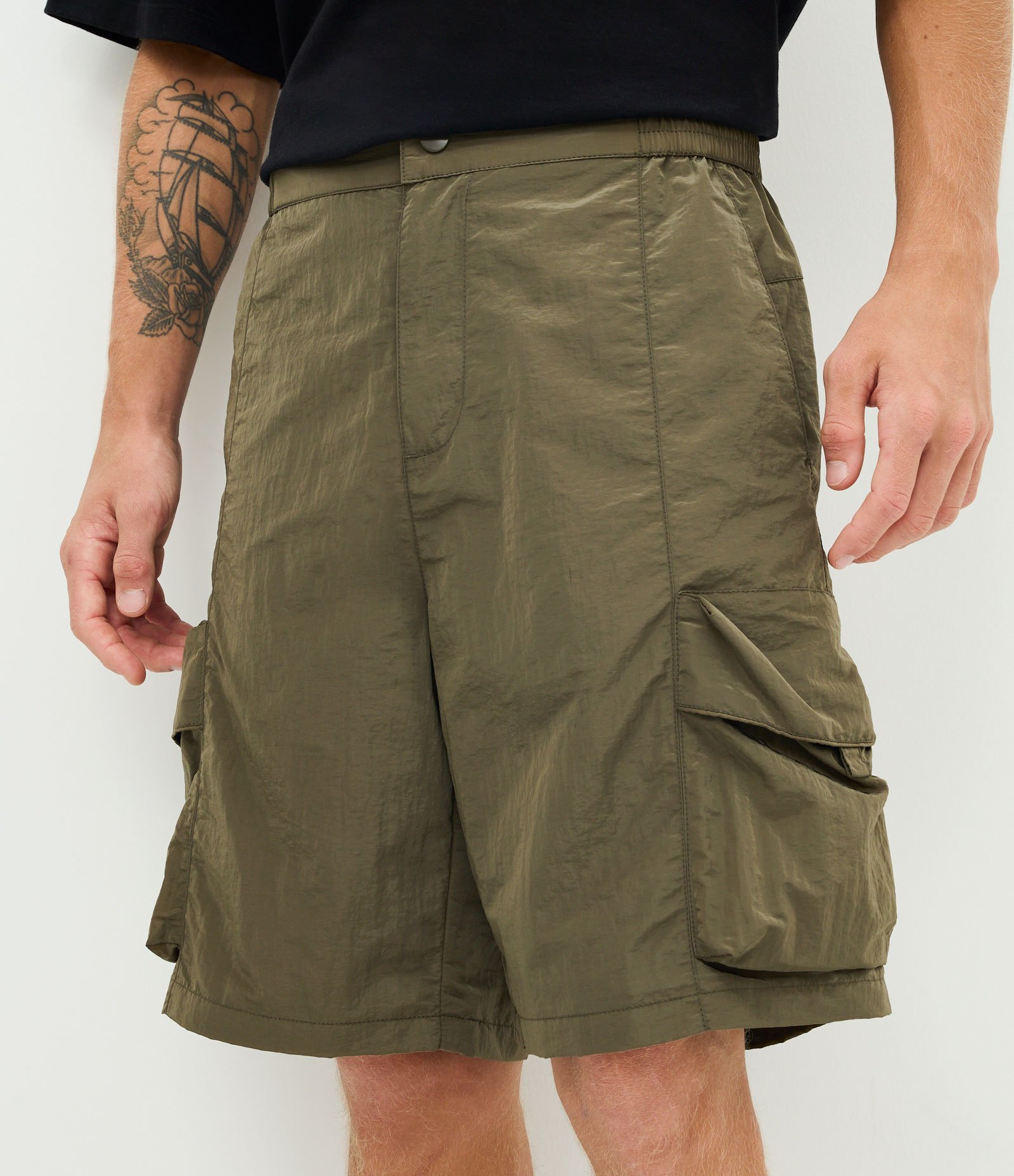 Bermuda Baggy Cropped em Microfibra com Bolsos Cargo Pockets Marrom 3